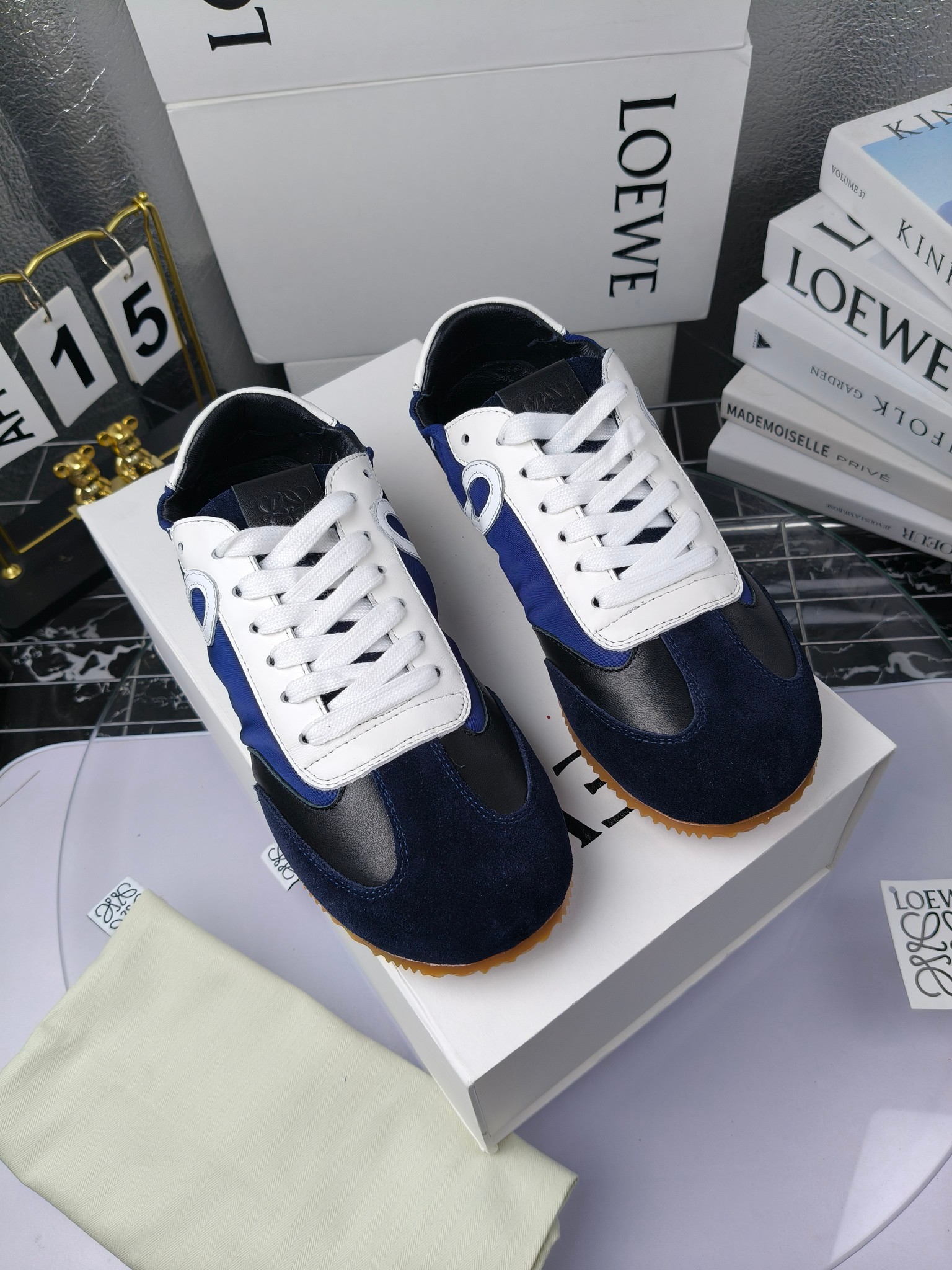 Loewe 罗意威 经典阿甘德训鞋,
情侣款35-46
出厂220
阿甘鞋👇 FLOW RUNNER系列 集复古 时尚 运动为一体
正所谓穿上休闲阿甘鞋 让步伐自由而不羁!这款阿甘鞋主打的就是一个增高得来又舒适 上脚的轻便那是大家想像不到的的~虽然说这个系列颜色比较多哈 但是我们给大家在回来的这两个颜色就是最最最火的配色了~相信咱家准没错 轻便清爽的设计 超级适合这个夏天的穿搭!
阿甘鞋的鞋头部分采用了椭圆形的设计 这种简约复古的风格也正是当下流行的极简主义了吧?
鞋面:由进口高丝光牛反绒➕进口小牛皮➕品牌专用风衣布
多种材质进行拼接 重叠 层次分明 从而呈现出色的层次质感颜值非常出色!
尺码:35-45
原盒包装!
