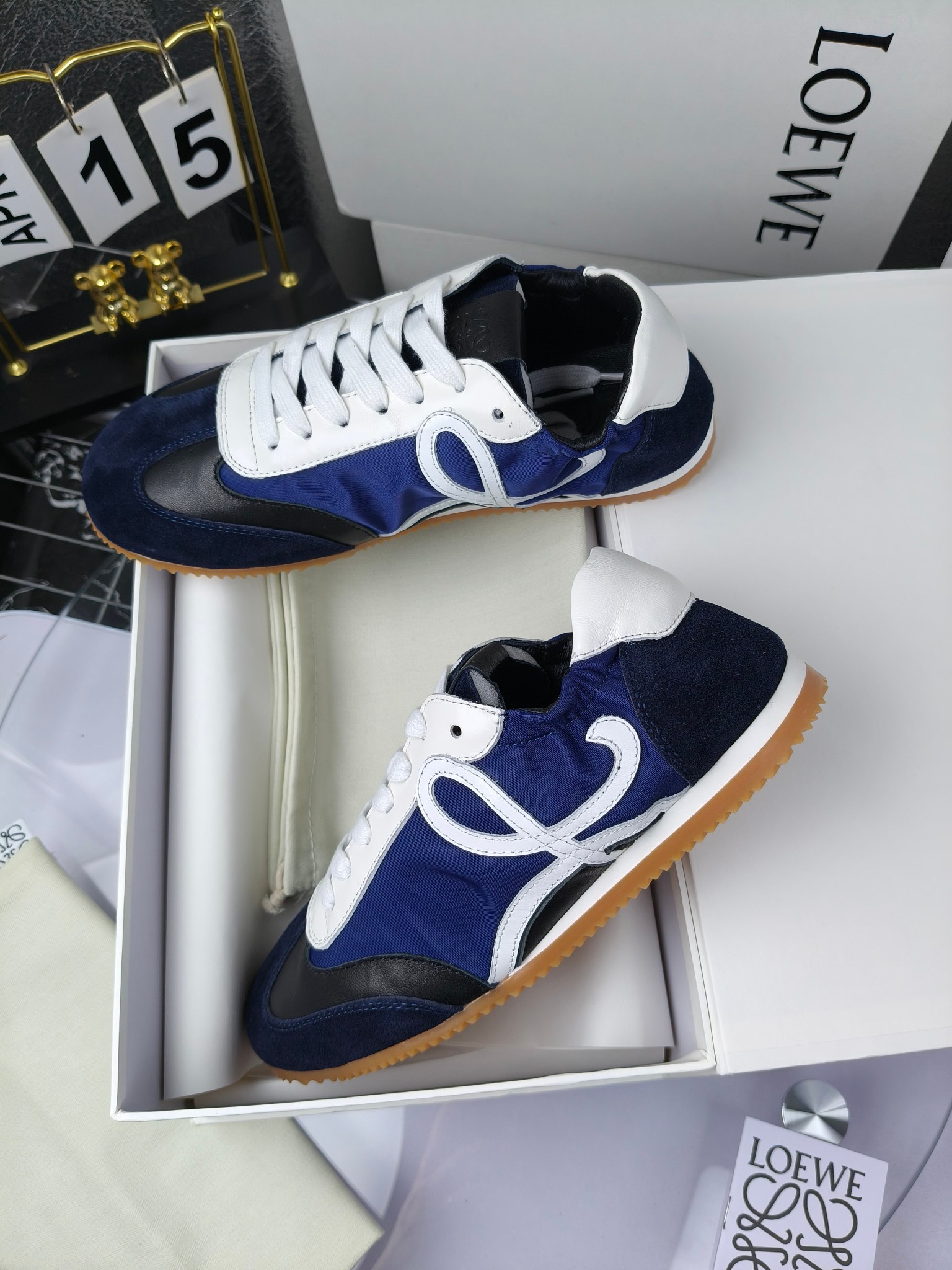 Loewe 罗意威 经典阿甘德训鞋,
情侣款35-46
出厂220
阿甘鞋👇 FLOW RUNNER系列 集复古 时尚 运动为一体
正所谓穿上休闲阿甘鞋 让步伐自由而不羁!这款阿甘鞋主打的就是一个增高得来又舒适 上脚的轻便那是大家想像不到的的~虽然说这个系列颜色比较多哈 但是我们给大家在回来的这两个颜色就是最最最火的配色了~相信咱家准没错 轻便清爽的设计 超级适合这个夏天的穿搭!
阿甘鞋的鞋头部分采用了椭圆形的设计 这种简约复古的风格也正是当下流行的极简主义了吧?
鞋面:由进口高丝光牛反绒➕进口小牛皮➕品牌专用风衣布
多种材质进行拼接 重叠 层次分明 从而呈现出色的层次质感颜值非常出色!
尺码:35-45
原盒包装!