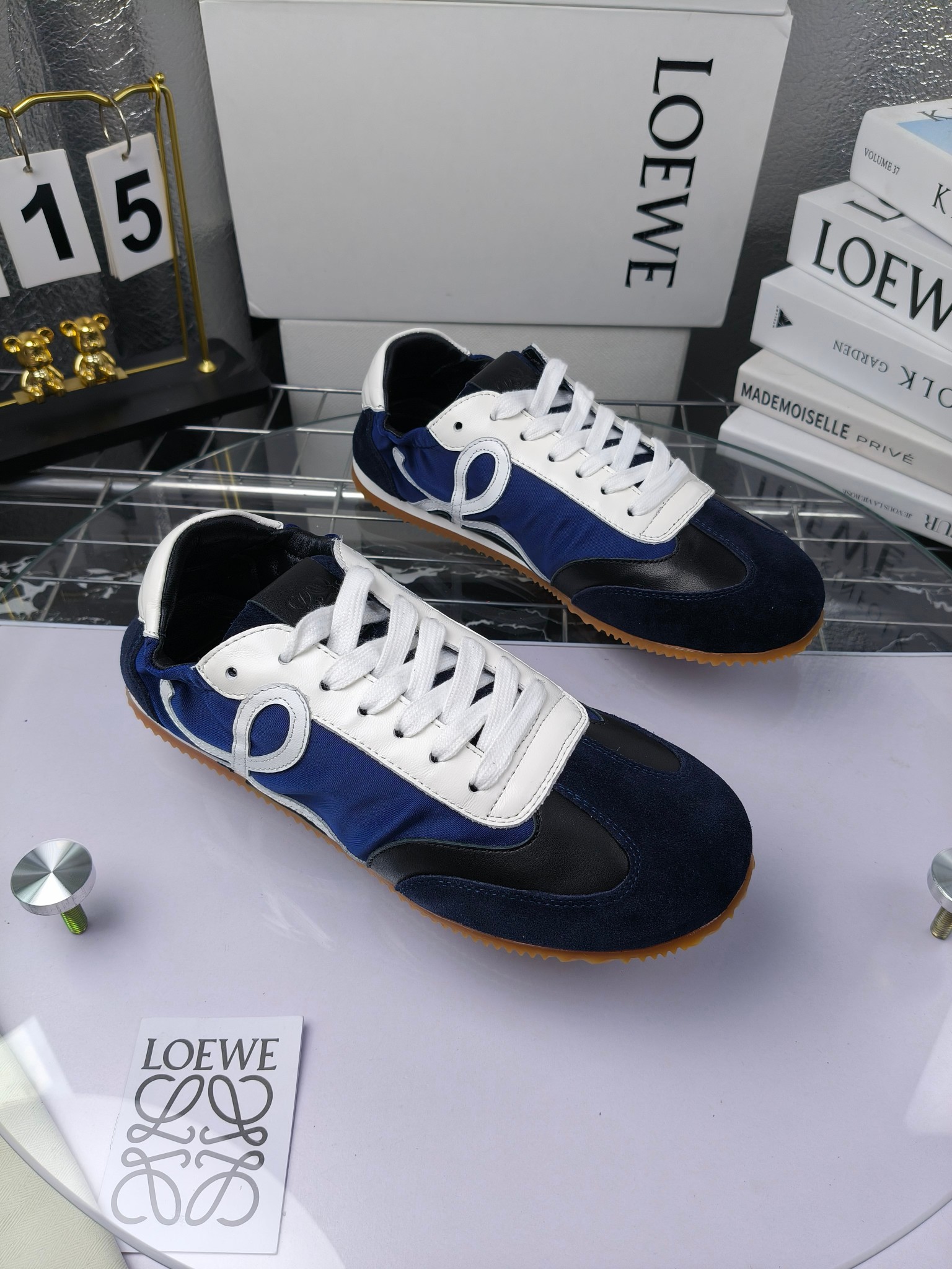 Loewe 罗意威 经典阿甘德训鞋,
情侣款35-46
出厂220
阿甘鞋👇 FLOW RUNNER系列 集复古 时尚 运动为一体
正所谓穿上休闲阿甘鞋 让步伐自由而不羁!这款阿甘鞋主打的就是一个增高得来又舒适 上脚的轻便那是大家想像不到的的~虽然说这个系列颜色比较多哈 但是我们给大家在回来的这两个颜色就是最最最火的配色了~相信咱家准没错 轻便清爽的设计 超级适合这个夏天的穿搭!
阿甘鞋的鞋头部分采用了椭圆形的设计 这种简约复古的风格也正是当下流行的极简主义了吧?
鞋面:由进口高丝光牛反绒➕进口小牛皮➕品牌专用风衣布
多种材质进行拼接 重叠 层次分明 从而呈现出色的层次质感颜值非常出色!
尺码:35-45
原盒包装!