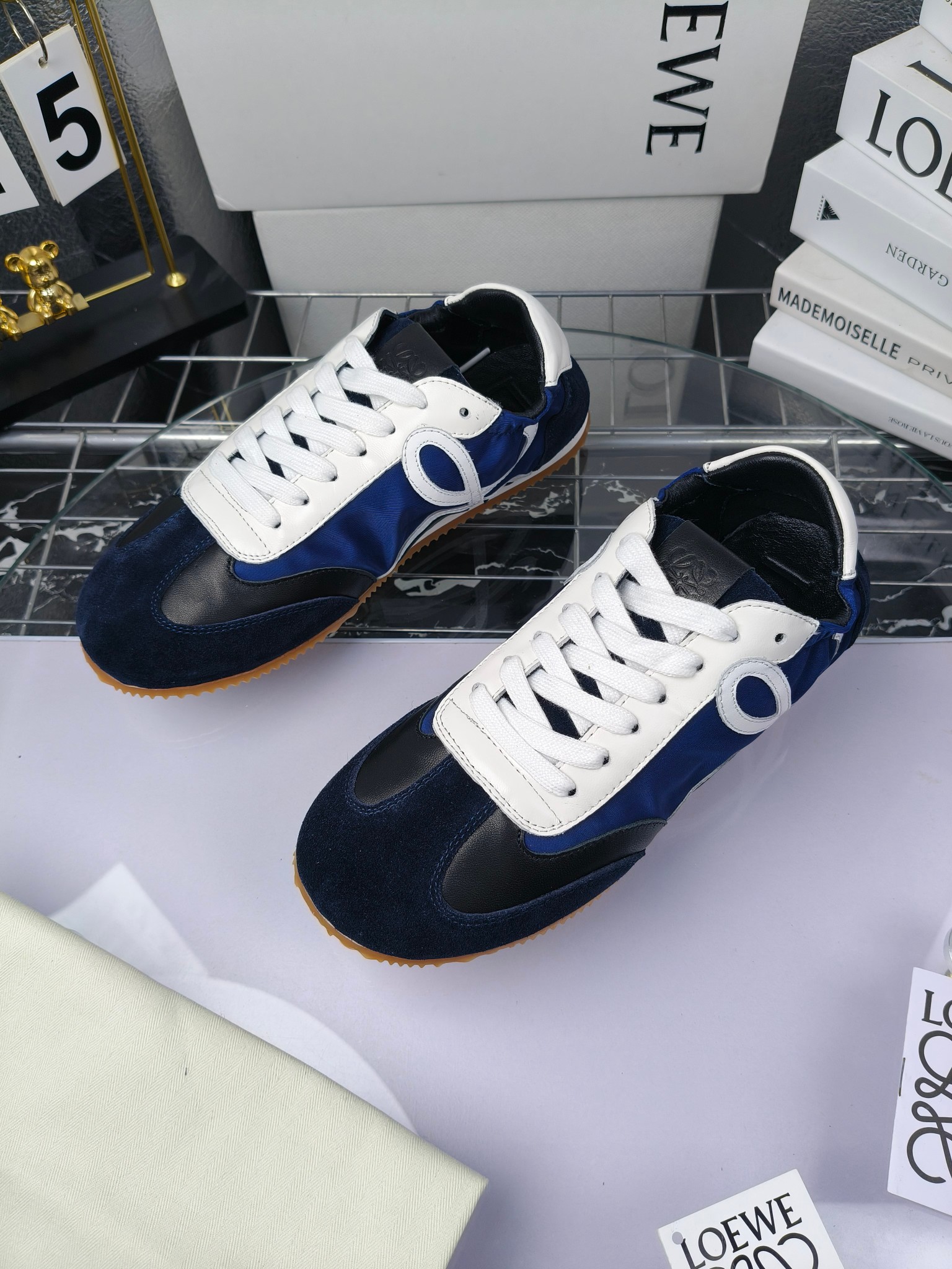 Loewe 罗意威 经典阿甘德训鞋,
情侣款35-46
出厂220
阿甘鞋👇 FLOW RUNNER系列 集复古 时尚 运动为一体
正所谓穿上休闲阿甘鞋 让步伐自由而不羁!这款阿甘鞋主打的就是一个增高得来又舒适 上脚的轻便那是大家想像不到的的~虽然说这个系列颜色比较多哈 但是我们给大家在回来的这两个颜色就是最最最火的配色了~相信咱家准没错 轻便清爽的设计 超级适合这个夏天的穿搭!
阿甘鞋的鞋头部分采用了椭圆形的设计 这种简约复古的风格也正是当下流行的极简主义了吧?
鞋面:由进口高丝光牛反绒➕进口小牛皮➕品牌专用风衣布
多种材质进行拼接 重叠 层次分明 从而呈现出色的层次质感颜值非常出色!
尺码:35-45
原盒包装!