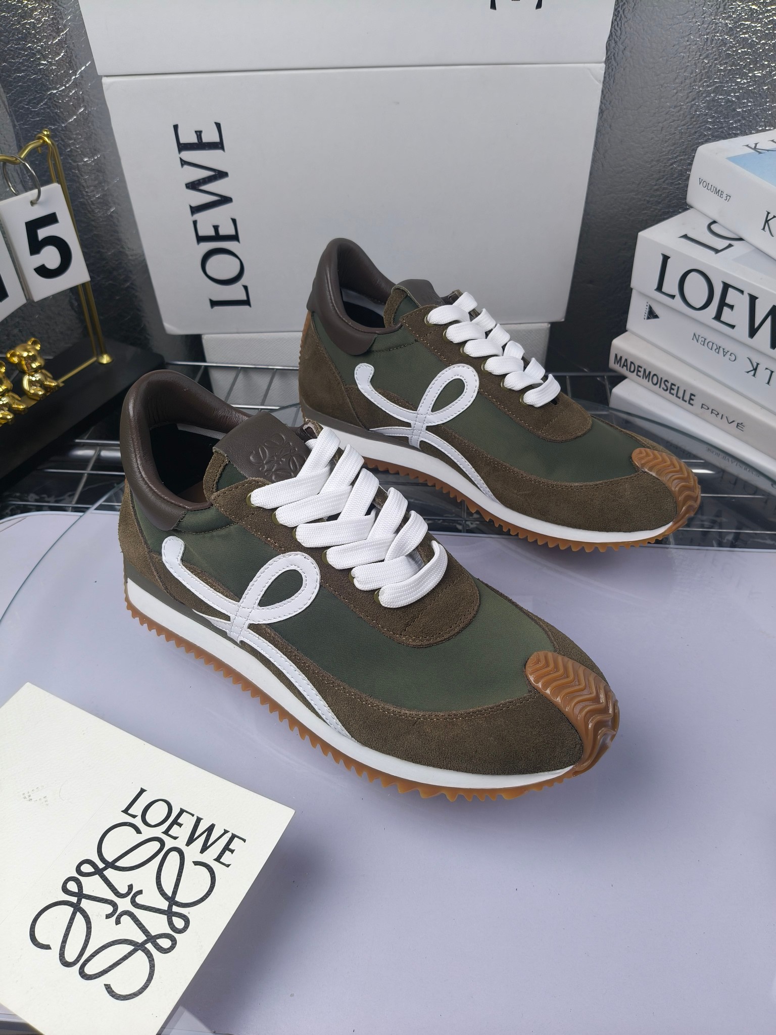 LOEWE
罗意威2023SS新款运动休闲鞋，
出220      套码大小订单私聊
易威阿甘鞋，情侣款德训鞋，运动无止境，设计大胆奢华，时尚工艺与运动精神融合创造出一款完美艺术单品⚠️
太美太好看太好穿太舒服了💕💕鞋子很轻便，逛街暴走零压力，配裙子裤子都非常百搭
国外购原板1：1开发，皮革，绒面，丝绸3种材料拼接撞色，LOEWE标志性草书字样L与鞋身完美融合，
多种颜色的拼接，给人一种强烈的视觉冲击，异常吸睛，鞋身整体线条优美，大底超软耐磨
💚鞋面采用牛反绒➕原版布料
💚舒适羊皮内里、水染牛皮垫脚
💚码数：女码35-42（41.42订做）
                 男码38-46（38.45.46订做）
