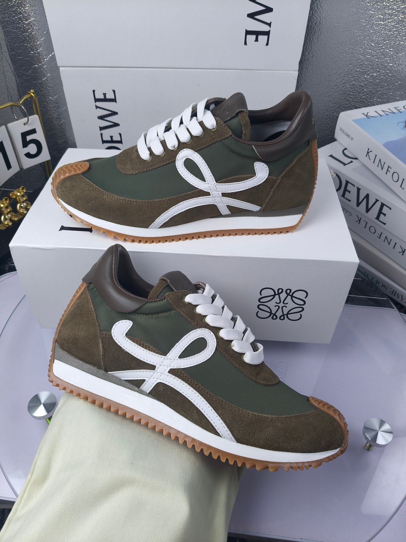 LOEWE
罗意威2023SS新款运动休闲鞋，
出220      套码大小订单私聊
易威阿甘鞋，情侣款德训鞋，运动无止境，设计大胆奢华，时尚工艺与运动精神融合创造出一款完美艺术单品⚠️
太美太好看太好穿太舒服了💕💕鞋子很轻便，逛街暴走零压力，配裙子裤子都非常百搭
国外购原板1：1开发，皮革，绒面，丝绸3种材料拼接撞色，LOEWE标志性草书字样L与鞋身完美融合，
多种颜色的拼接，给人一种强烈的视觉冲击，异常吸睛，鞋身整体线条优美，大底超软耐磨
💚鞋面采用牛反绒➕原版布料
💚舒适羊皮内里、水染牛皮垫脚
💚码数：女码35-42（41.42订做）
                 男码38-46（38.45.46订做）
