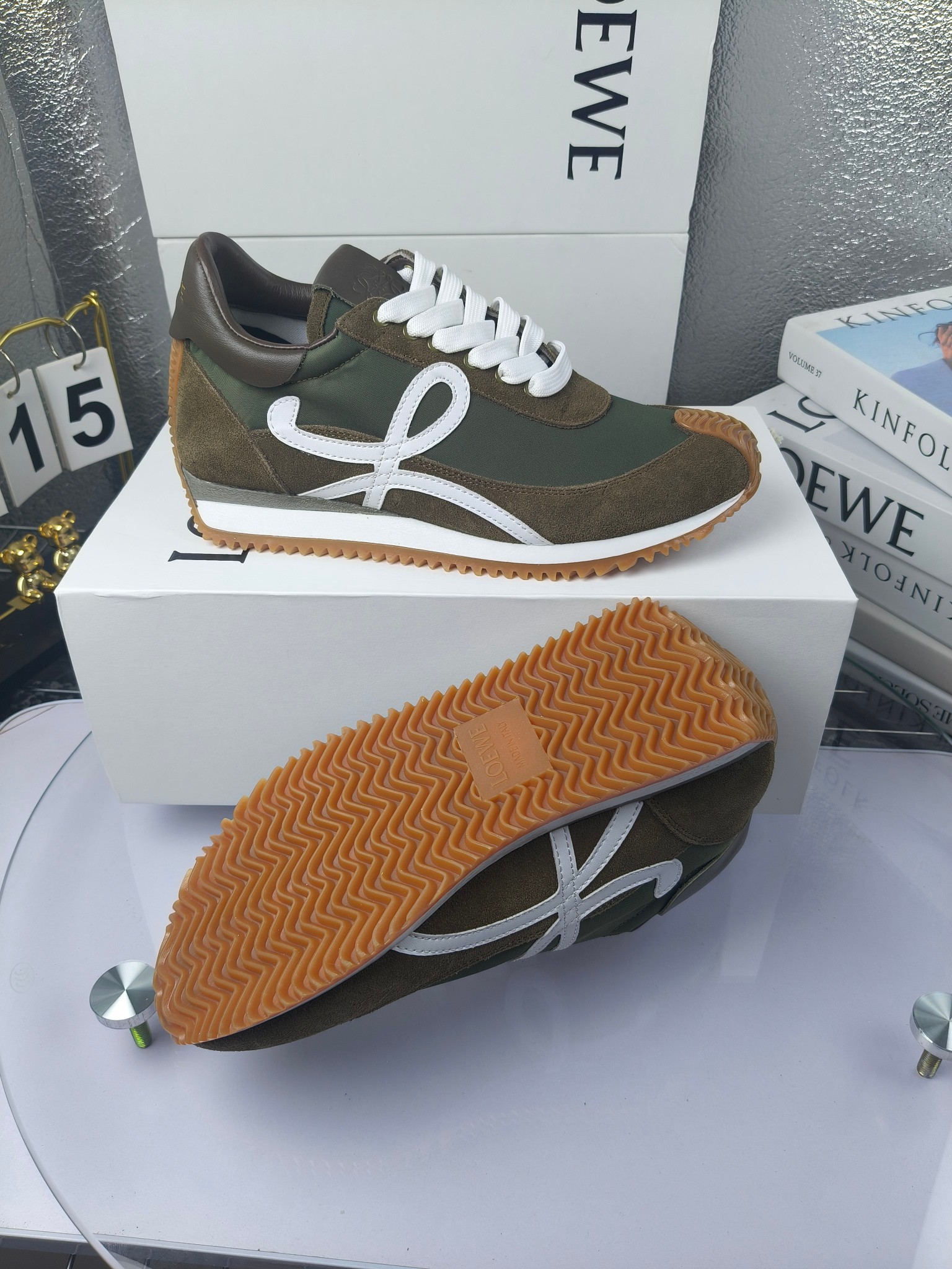 LOEWE
罗意威2023SS新款运动休闲鞋，
出220      套码大小订单私聊
易威阿甘鞋，情侣款德训鞋，运动无止境，设计大胆奢华，时尚工艺与运动精神融合创造出一款完美艺术单品⚠️
太美太好看太好穿太舒服了💕💕鞋子很轻便，逛街暴走零压力，配裙子裤子都非常百搭
国外购原板1：1开发，皮革，绒面，丝绸3种材料拼接撞色，LOEWE标志性草书字样L与鞋身完美融合，
多种颜色的拼接，给人一种强烈的视觉冲击，异常吸睛，鞋身整体线条优美，大底超软耐磨
💚鞋面采用牛反绒➕原版布料
💚舒适羊皮内里、水染牛皮垫脚
💚码数：女码35-42（41.42订做）
                 男码38-46（38.45.46订做）
