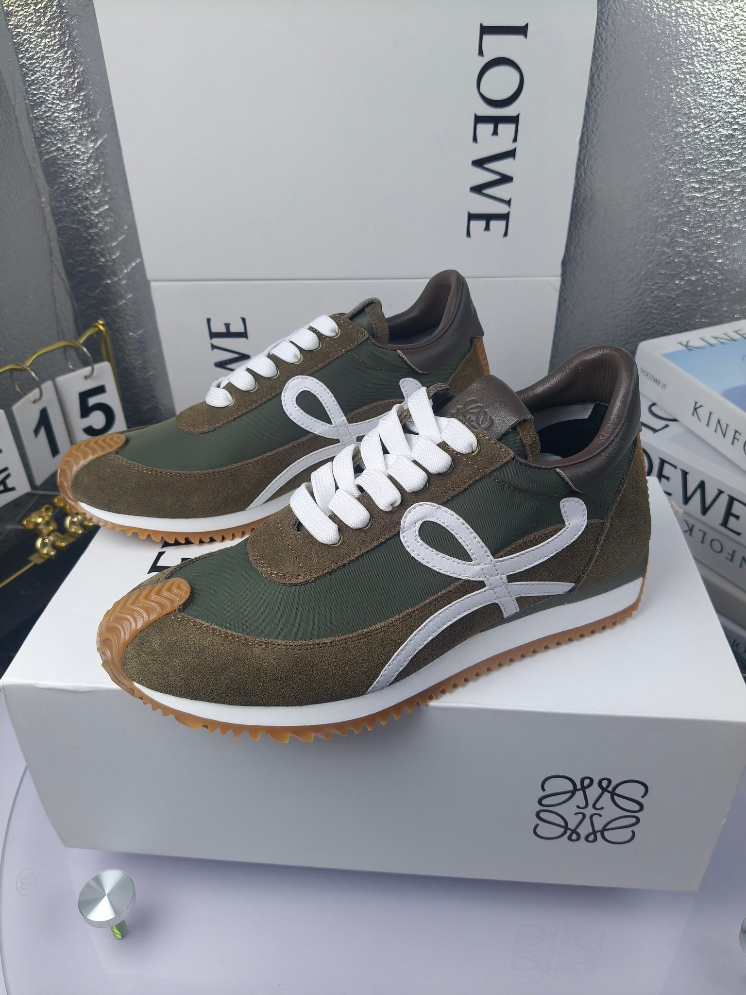 LOEWE
罗意威2023SS新款运动休闲鞋，
出220      套码大小订单私聊
易威阿甘鞋，情侣款德训鞋，运动无止境，设计大胆奢华，时尚工艺与运动精神融合创造出一款完美艺术单品⚠️
太美太好看太好穿太舒服了💕💕鞋子很轻便，逛街暴走零压力，配裙子裤子都非常百搭
国外购原板1：1开发，皮革，绒面，丝绸3种材料拼接撞色，LOEWE标志性草书字样L与鞋身完美融合，
多种颜色的拼接，给人一种强烈的视觉冲击，异常吸睛，鞋身整体线条优美，大底超软耐磨
💚鞋面采用牛反绒➕原版布料
💚舒适羊皮内里、水染牛皮垫脚
💚码数：女码35-42（41.42订做）
                 男码38-46（38.45.46订做）
