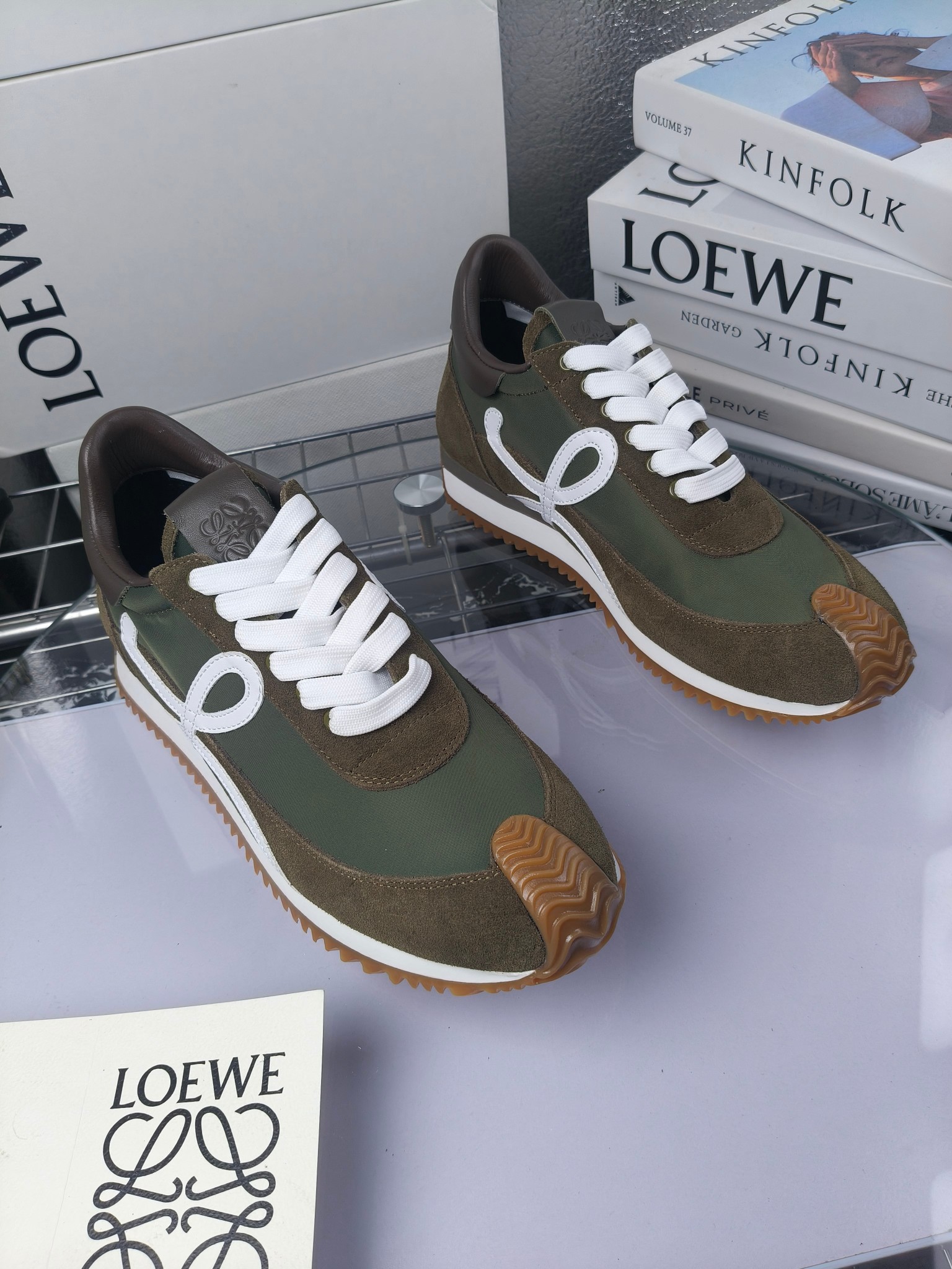 LOEWE
罗意威2023SS新款运动休闲鞋，
出220      套码大小订单私聊
易威阿甘鞋，情侣款德训鞋，运动无止境，设计大胆奢华，时尚工艺与运动精神融合创造出一款完美艺术单品⚠️
太美太好看太好穿太舒服了💕💕鞋子很轻便，逛街暴走零压力，配裙子裤子都非常百搭
国外购原板1：1开发，皮革，绒面，丝绸3种材料拼接撞色，LOEWE标志性草书字样L与鞋身完美融合，
多种颜色的拼接，给人一种强烈的视觉冲击，异常吸睛，鞋身整体线条优美，大底超软耐磨
💚鞋面采用牛反绒➕原版布料
💚舒适羊皮内里、水染牛皮垫脚
💚码数：女码35-42（41.42订做）
                 男码38-46（38.45.46订做）

