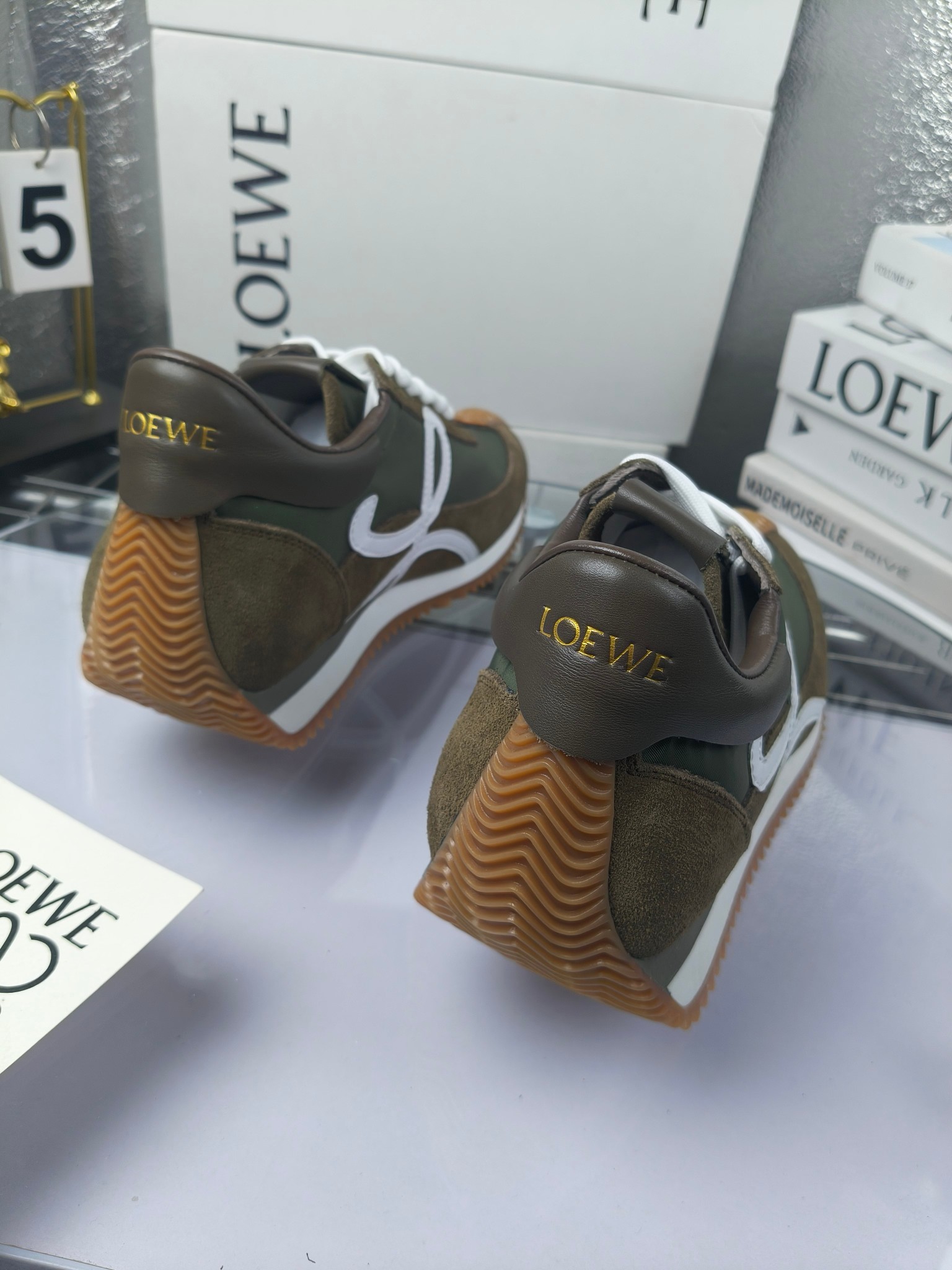 LOEWE
罗意威2023SS新款运动休闲鞋，
出220      套码大小订单私聊
易威阿甘鞋，情侣款德训鞋，运动无止境，设计大胆奢华，时尚工艺与运动精神融合创造出一款完美艺术单品⚠️
太美太好看太好穿太舒服了💕💕鞋子很轻便，逛街暴走零压力，配裙子裤子都非常百搭
国外购原板1：1开发，皮革，绒面，丝绸3种材料拼接撞色，LOEWE标志性草书字样L与鞋身完美融合，
多种颜色的拼接，给人一种强烈的视觉冲击，异常吸睛，鞋身整体线条优美，大底超软耐磨
💚鞋面采用牛反绒➕原版布料
💚舒适羊皮内里、水染牛皮垫脚
💚码数：女码35-42（41.42订做）
                 男码38-46（38.45.46订做）
