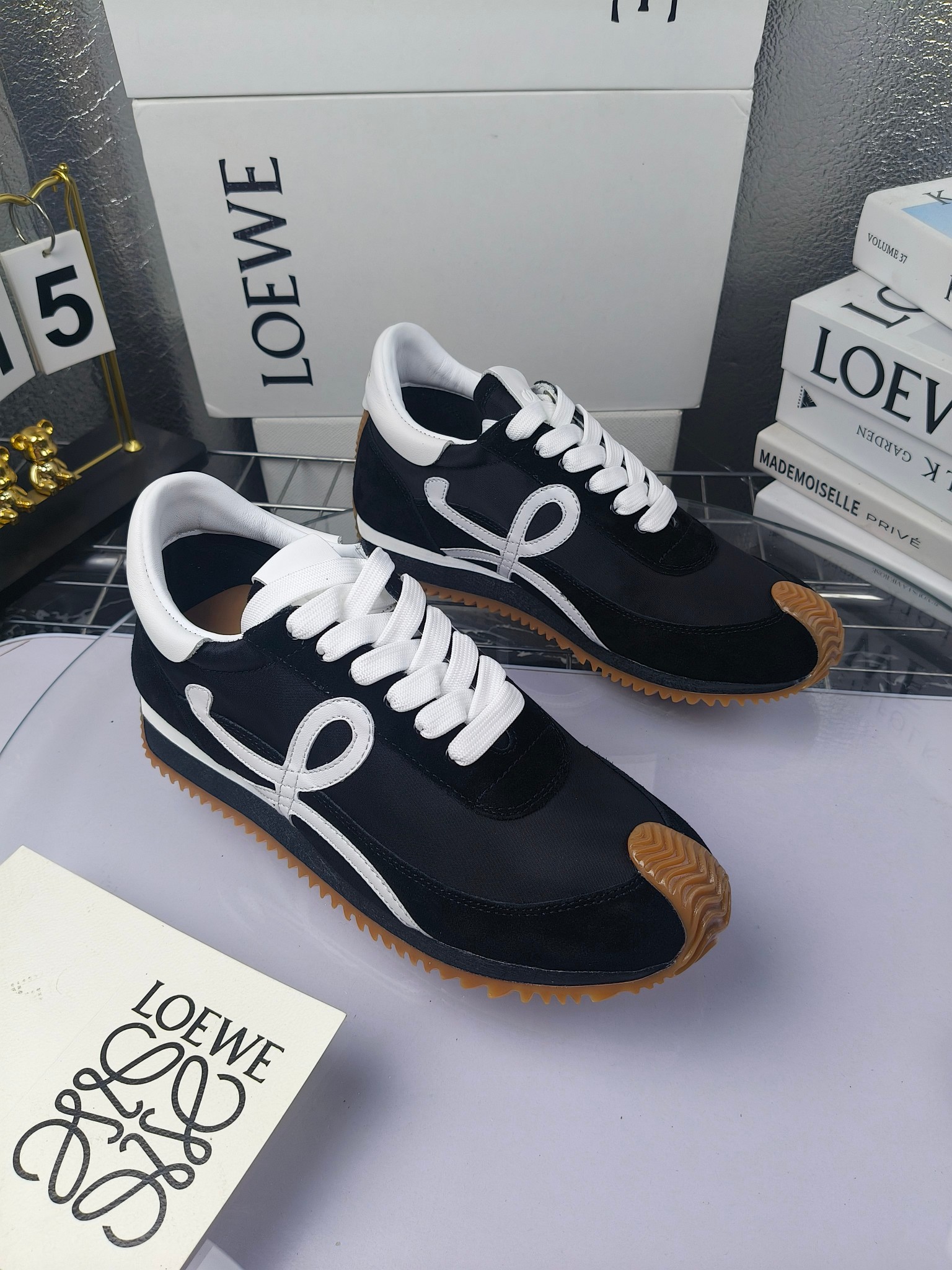 LOEWE
罗意威2023SS新款运动休闲鞋，
出220      套码大小订单私聊
易威阿甘鞋，情侣款德训鞋，运动无止境，设计大胆奢华，时尚工艺与运动精神融合创造出一款完美艺术单品⚠️
太美太好看太好穿太舒服了💕💕鞋子很轻便，逛街暴走零压力，配裙子裤子都非常百搭
国外购原板1：1开发，皮革，绒面，丝绸3种材料拼接撞色，LOEWE标志性草书字样L与鞋身完美融合，
多种颜色的拼接，给人一种强烈的视觉冲击，异常吸睛，鞋身整体线条优美，大底超软耐磨
💚鞋面采用牛反绒➕原版布料
💚舒适羊皮内里、水染牛皮垫脚
💚码数：女码35-42（41.42订做）
                 男码38-46（38.45.46订做）
