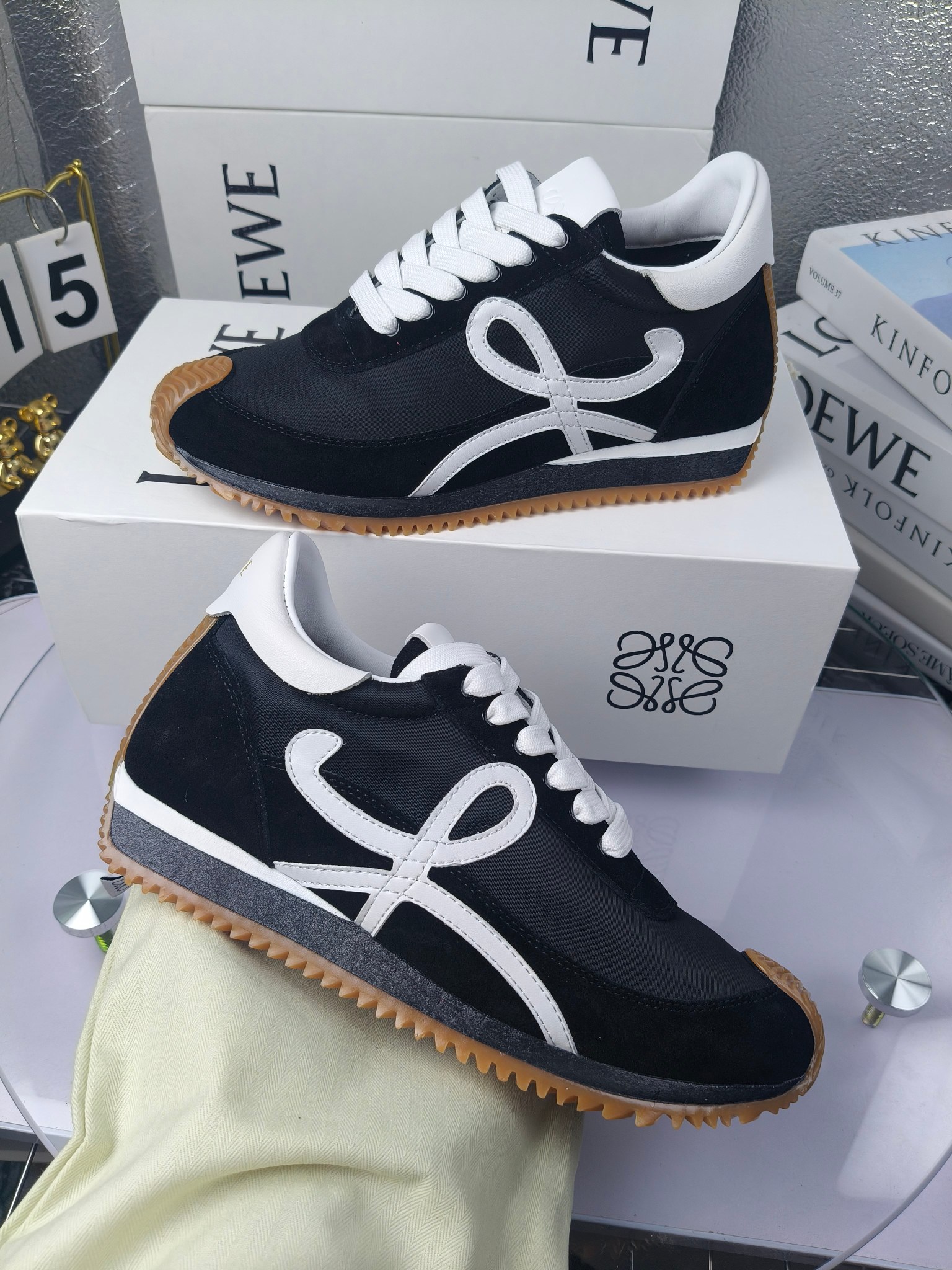 LOEWE
罗意威2023SS新款运动休闲鞋，
出220      套码大小订单私聊
易威阿甘鞋，情侣款德训鞋，运动无止境，设计大胆奢华，时尚工艺与运动精神融合创造出一款完美艺术单品⚠️
太美太好看太好穿太舒服了💕💕鞋子很轻便，逛街暴走零压力，配裙子裤子都非常百搭
国外购原板1：1开发，皮革，绒面，丝绸3种材料拼接撞色，LOEWE标志性草书字样L与鞋身完美融合，
多种颜色的拼接，给人一种强烈的视觉冲击，异常吸睛，鞋身整体线条优美，大底超软耐磨
💚鞋面采用牛反绒➕原版布料
💚舒适羊皮内里、水染牛皮垫脚
💚码数：女码35-42（41.42订做）
                 男码38-46（38.45.46订做）

