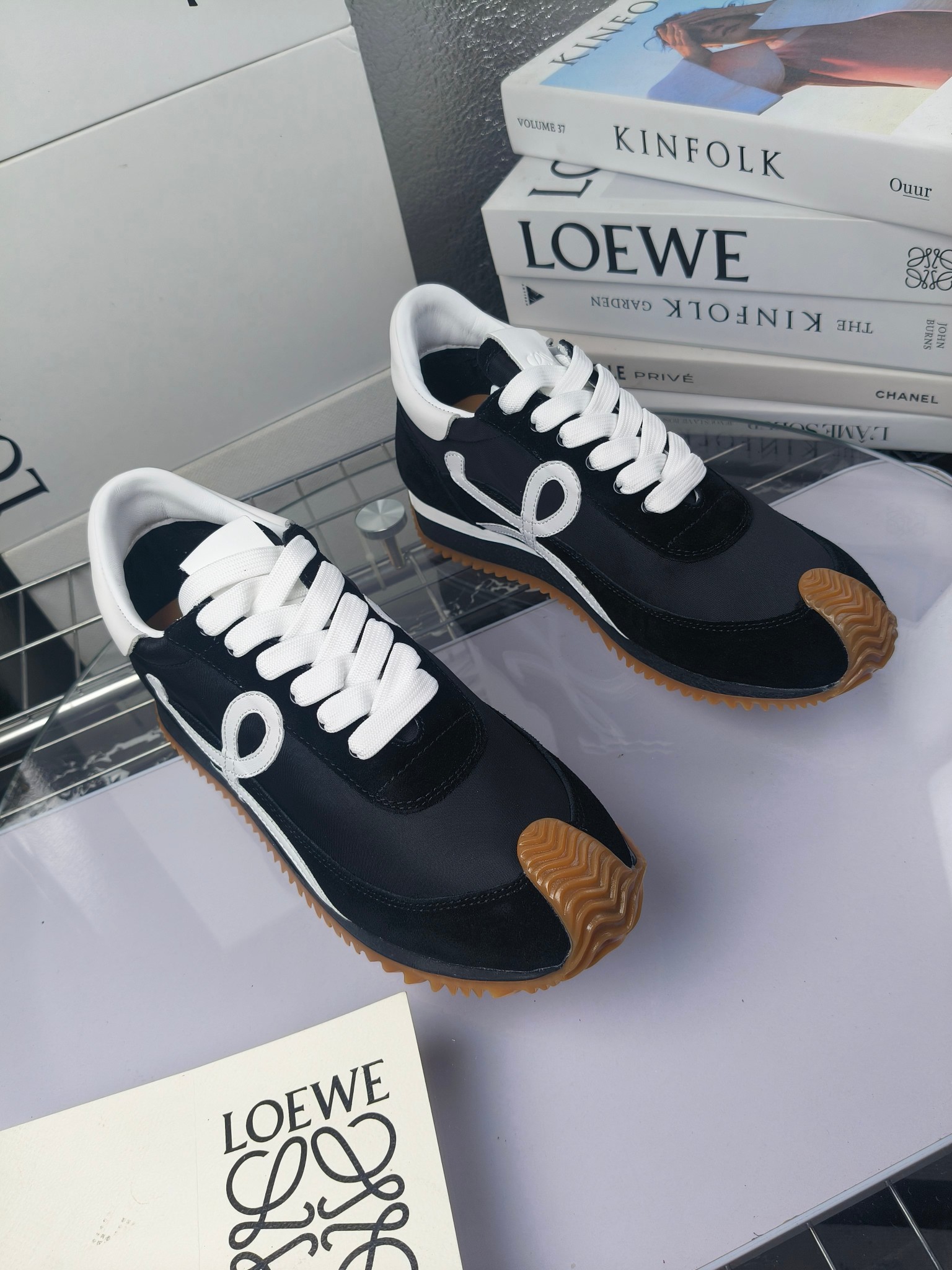 LOEWE
罗意威2023SS新款运动休闲鞋，
出220      套码大小订单私聊
易威阿甘鞋，情侣款德训鞋，运动无止境，设计大胆奢华，时尚工艺与运动精神融合创造出一款完美艺术单品⚠️
太美太好看太好穿太舒服了💕💕鞋子很轻便，逛街暴走零压力，配裙子裤子都非常百搭
国外购原板1：1开发，皮革，绒面，丝绸3种材料拼接撞色，LOEWE标志性草书字样L与鞋身完美融合，
多种颜色的拼接，给人一种强烈的视觉冲击，异常吸睛，鞋身整体线条优美，大底超软耐磨
💚鞋面采用牛反绒➕原版布料
💚舒适羊皮内里、水染牛皮垫脚
💚码数：女码35-42（41.42订做）
                 男码38-46（38.45.46订做）
