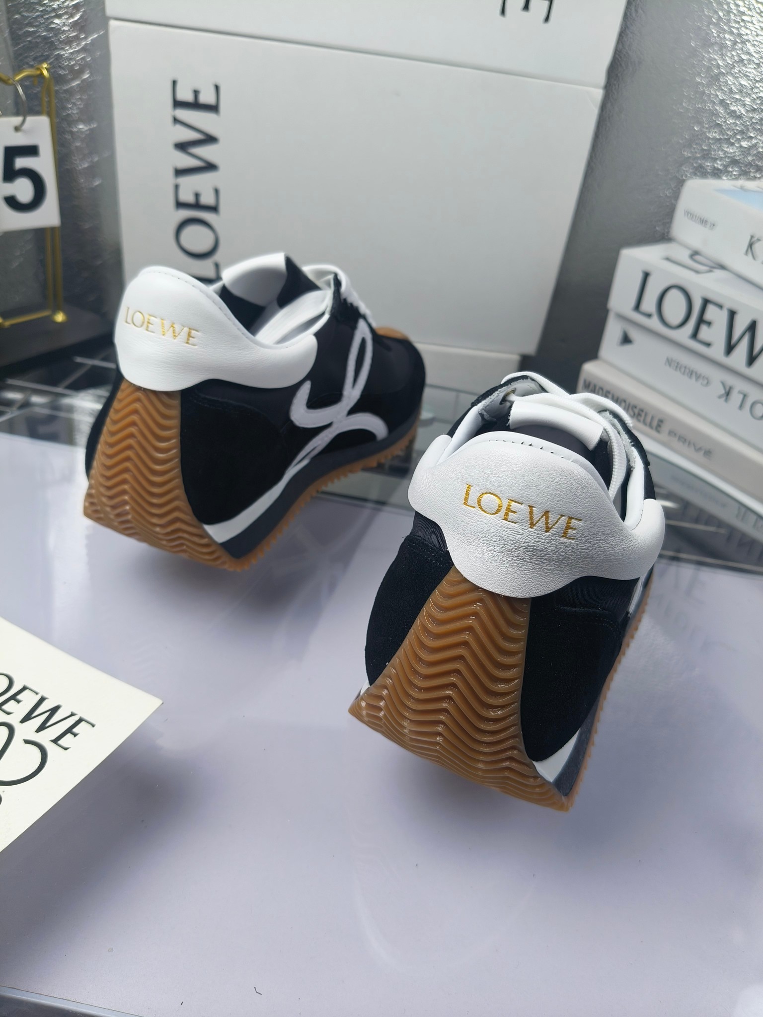 LOEWE
罗意威2023SS新款运动休闲鞋，
出220      套码大小订单私聊
易威阿甘鞋，情侣款德训鞋，运动无止境，设计大胆奢华，时尚工艺与运动精神融合创造出一款完美艺术单品⚠️
太美太好看太好穿太舒服了💕💕鞋子很轻便，逛街暴走零压力，配裙子裤子都非常百搭
国外购原板1：1开发，皮革，绒面，丝绸3种材料拼接撞色，LOEWE标志性草书字样L与鞋身完美融合，
多种颜色的拼接，给人一种强烈的视觉冲击，异常吸睛，鞋身整体线条优美，大底超软耐磨
💚鞋面采用牛反绒➕原版布料
💚舒适羊皮内里、水染牛皮垫脚
💚码数：女码35-42（41.42订做）
                 男码38-46（38.45.46订做）
