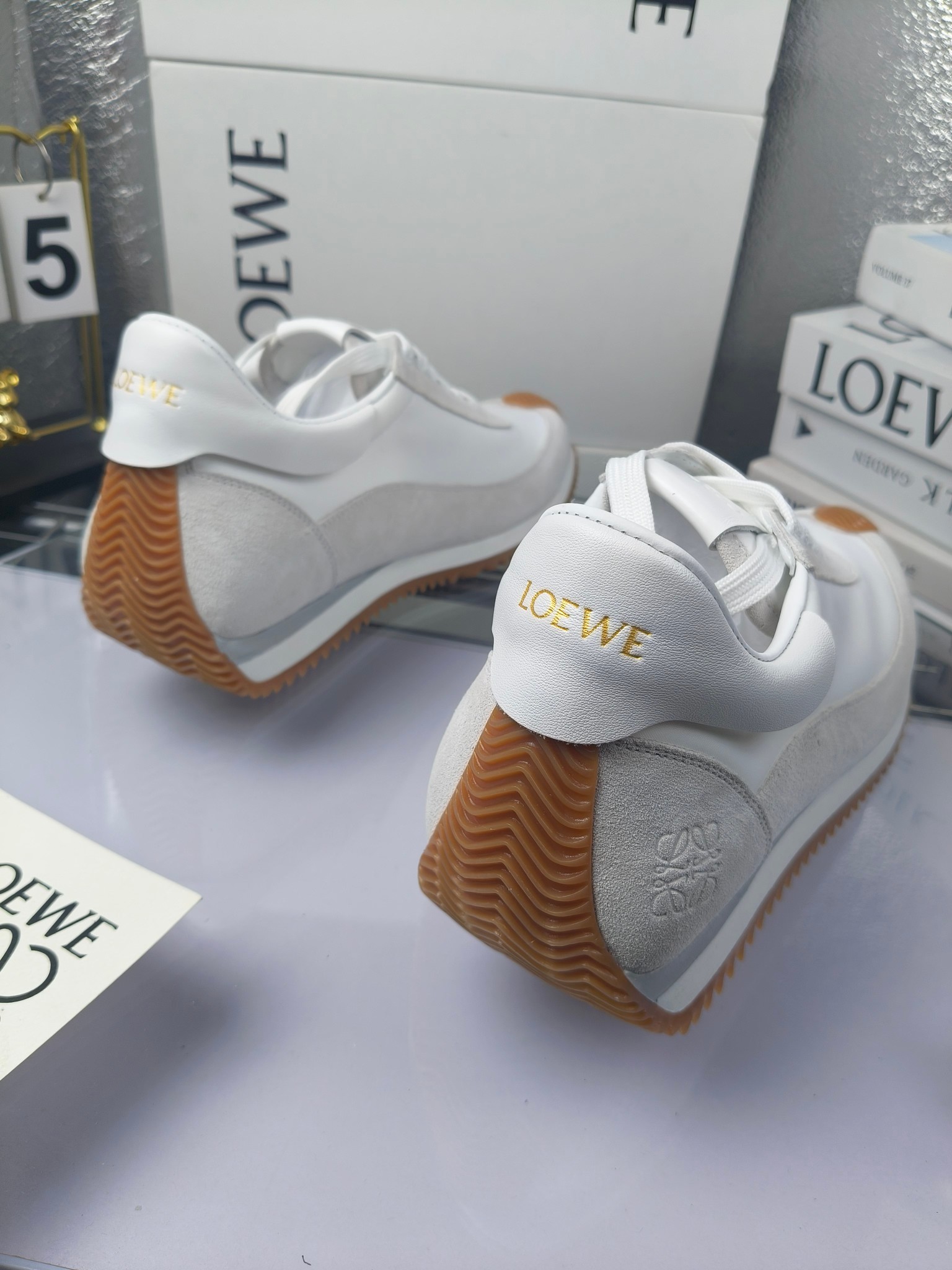 LOEWE
罗意威2023SS新款运动休闲鞋,
出220 套码大小订单私聊
易威阿甘鞋,情侣款德训鞋,运动无止境,设计大胆奢华,时尚工艺与运动精神融合创造出一款完美艺术单品⚠️
太美太好看太好穿太舒服了💕💕鞋子很轻便,逛街暴走零压力,配裙子裤子都非常百搭
国外购原板1:1开发,皮革,绒面,丝绸3种材料拼接撞色,LOEWE标志性草书字样L与鞋身完美融合,
多种颜色的拼接,给人一种强烈的视觉冲击,异常吸睛,鞋身整体线条优美,大底超软耐磨
💚鞋面采用牛反绒➕原版布料
💚舒适羊皮内里、水染牛皮垫脚
💚码数:女码35-42(41.42订做)
男码38-46(38.45.46订做)