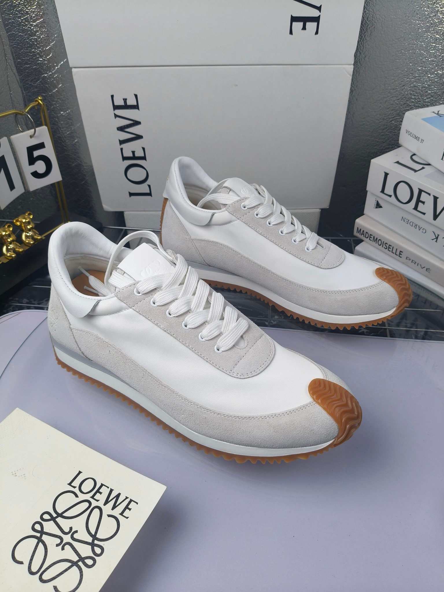 LOEWE
罗意威2023SS新款运动休闲鞋,
出220 套码大小订单私聊
易威阿甘鞋,情侣款德训鞋,运动无止境,设计大胆奢华,时尚工艺与运动精神融合创造出一款完美艺术单品⚠️
太美太好看太好穿太舒服了💕💕鞋子很轻便,逛街暴走零压力,配裙子裤子都非常百搭
国外购原板1:1开发,皮革,绒面,丝绸3种材料拼接撞色,LOEWE标志性草书字样L与鞋身完美融合,
多种颜色的拼接,给人一种强烈的视觉冲击,异常吸睛,鞋身整体线条优美,大底超软耐磨
💚鞋面采用牛反绒➕原版布料
💚舒适羊皮内里、水染牛皮垫脚
💚码数:女码35-42(41.42订做)
男码38-46(38.45.46订做)