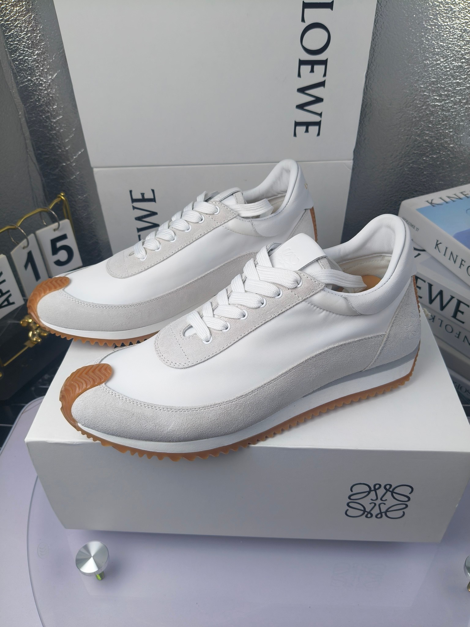 LOEWE
罗意威2023SS新款运动休闲鞋,
出220 套码大小订单私聊
易威阿甘鞋,情侣款德训鞋,运动无止境,设计大胆奢华,时尚工艺与运动精神融合创造出一款完美艺术单品⚠️
太美太好看太好穿太舒服了💕💕鞋子很轻便,逛街暴走零压力,配裙子裤子都非常百搭
国外购原板1:1开发,皮革,绒面,丝绸3种材料拼接撞色,LOEWE标志性草书字样L与鞋身完美融合,
多种颜色的拼接,给人一种强烈的视觉冲击,异常吸睛,鞋身整体线条优美,大底超软耐磨
💚鞋面采用牛反绒➕原版布料
💚舒适羊皮内里、水染牛皮垫脚
💚码数:女码35-42(41.42订做)
男码38-46(38.45.46订做)