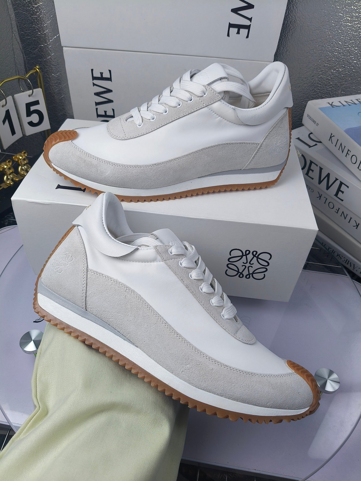 LOEWE
罗意威2023SS新款运动休闲鞋,
出220 套码大小订单私聊
易威阿甘鞋,情侣款德训鞋,运动无止境,设计大胆奢华,时尚工艺与运动精神融合创造出一款完美艺术单品⚠️
太美太好看太好穿太舒服了💕💕鞋子很轻便,逛街暴走零压力,配裙子裤子都非常百搭
国外购原板1:1开发,皮革,绒面,丝绸3种材料拼接撞色,LOEWE标志性草书字样L与鞋身完美融合,
多种颜色的拼接,给人一种强烈的视觉冲击,异常吸睛,鞋身整体线条优美,大底超软耐磨
💚鞋面采用牛反绒➕原版布料
💚舒适羊皮内里、水染牛皮垫脚
💚码数:女码35-42(41.42订做)
男码38-46(38.45.46订做)