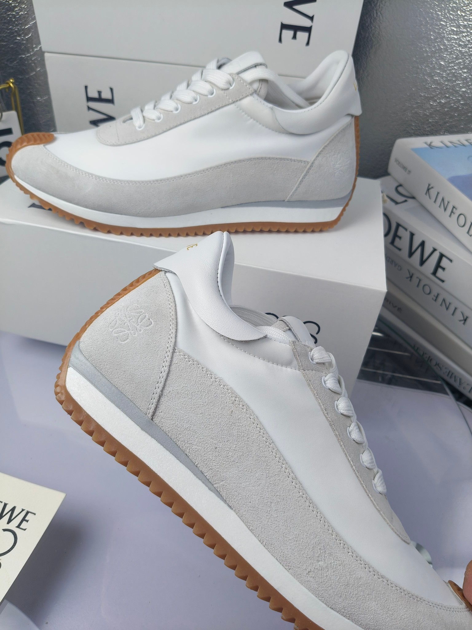 LOEWE
罗意威2023SS新款运动休闲鞋,
出220 套码大小订单私聊
易威阿甘鞋,情侣款德训鞋,运动无止境,设计大胆奢华,时尚工艺与运动精神融合创造出一款完美艺术单品⚠️
太美太好看太好穿太舒服了💕💕鞋子很轻便,逛街暴走零压力,配裙子裤子都非常百搭
国外购原板1:1开发,皮革,绒面,丝绸3种材料拼接撞色,LOEWE标志性草书字样L与鞋身完美融合,
多种颜色的拼接,给人一种强烈的视觉冲击,异常吸睛,鞋身整体线条优美,大底超软耐磨
💚鞋面采用牛反绒➕原版布料
💚舒适羊皮内里、水染牛皮垫脚
💚码数:女码35-42(41.42订做)
男码38-46(38.45.46订做)