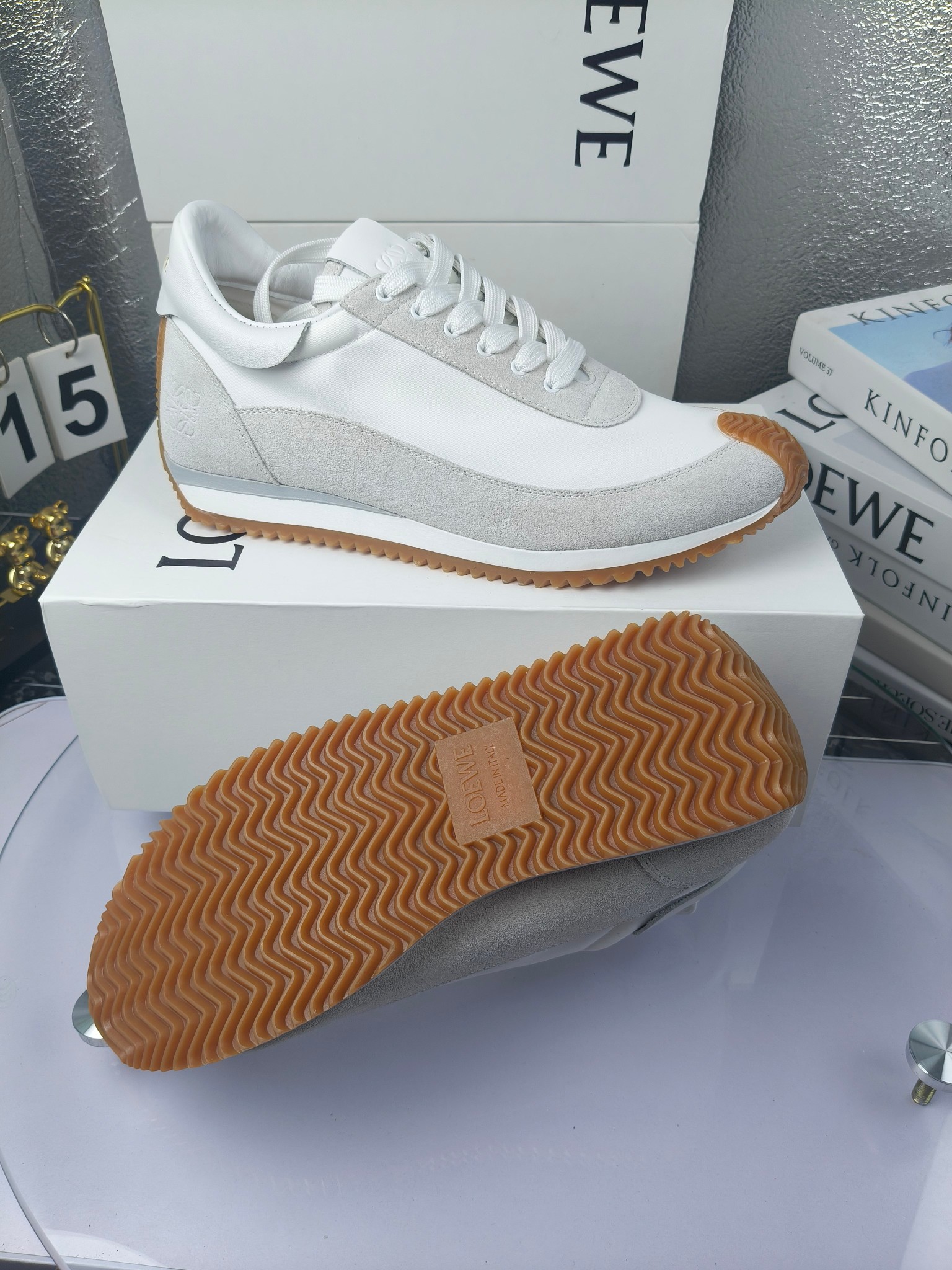 LOEWE
罗意威2023SS新款运动休闲鞋,
出220 套码大小订单私聊
易威阿甘鞋,情侣款德训鞋,运动无止境,设计大胆奢华,时尚工艺与运动精神融合创造出一款完美艺术单品⚠️
太美太好看太好穿太舒服了💕💕鞋子很轻便,逛街暴走零压力,配裙子裤子都非常百搭
国外购原板1:1开发,皮革,绒面,丝绸3种材料拼接撞色,LOEWE标志性草书字样L与鞋身完美融合,
多种颜色的拼接,给人一种强烈的视觉冲击,异常吸睛,鞋身整体线条优美,大底超软耐磨
💚鞋面采用牛反绒➕原版布料
💚舒适羊皮内里、水染牛皮垫脚
💚码数:女码35-42(41.42订做)
男码38-46(38.45.46订做)