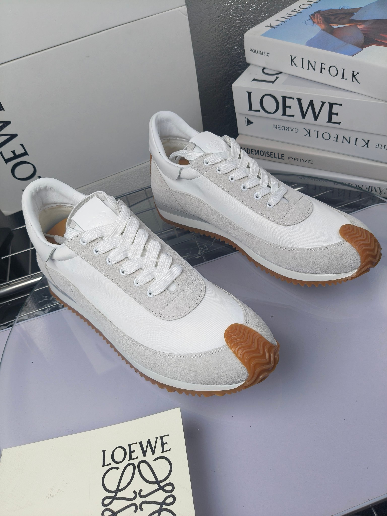 LOEWE
罗意威2023SS新款运动休闲鞋,
出220 套码大小订单私聊
易威阿甘鞋,情侣款德训鞋,运动无止境,设计大胆奢华,时尚工艺与运动精神融合创造出一款完美艺术单品⚠️
太美太好看太好穿太舒服了💕💕鞋子很轻便,逛街暴走零压力,配裙子裤子都非常百搭
国外购原板1:1开发,皮革,绒面,丝绸3种材料拼接撞色,LOEWE标志性草书字样L与鞋身完美融合,
多种颜色的拼接,给人一种强烈的视觉冲击,异常吸睛,鞋身整体线条优美,大底超软耐磨
💚鞋面采用牛反绒➕原版布料
💚舒适羊皮内里、水染牛皮垫脚
💚码数:女码35-42(41.42订做)
男码38-46(38.45.46订做)