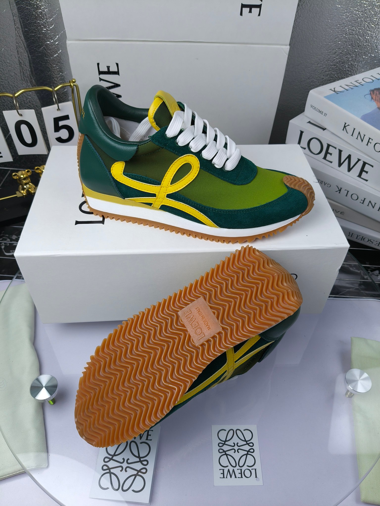 LOEWE
罗意威2023SS新款运动休闲鞋,
出220 套码大小订单私聊
易威阿甘鞋,情侣款德训鞋,运动无止境,设计大胆奢华,时尚工艺与运动精神融合创造出一款完美艺术单品⚠️
太美太好看太好穿太舒服了💕💕鞋子很轻便,逛街暴走零压力,配裙子裤子都非常百搭
国外购原板1:1开发,皮革,绒面,丝绸3种材料拼接撞色,LOEWE标志性草书字样L与鞋身完美融合,
多种颜色的拼接,给人一种强烈的视觉冲击,异常吸睛,鞋身整体线条优美,大底超软耐磨
💚鞋面采用牛反绒➕原版布料
💚舒适羊皮内里、水染牛皮垫脚
💚码数:女码35-42(41.42订做)
男码38-46(38.45.46订做)