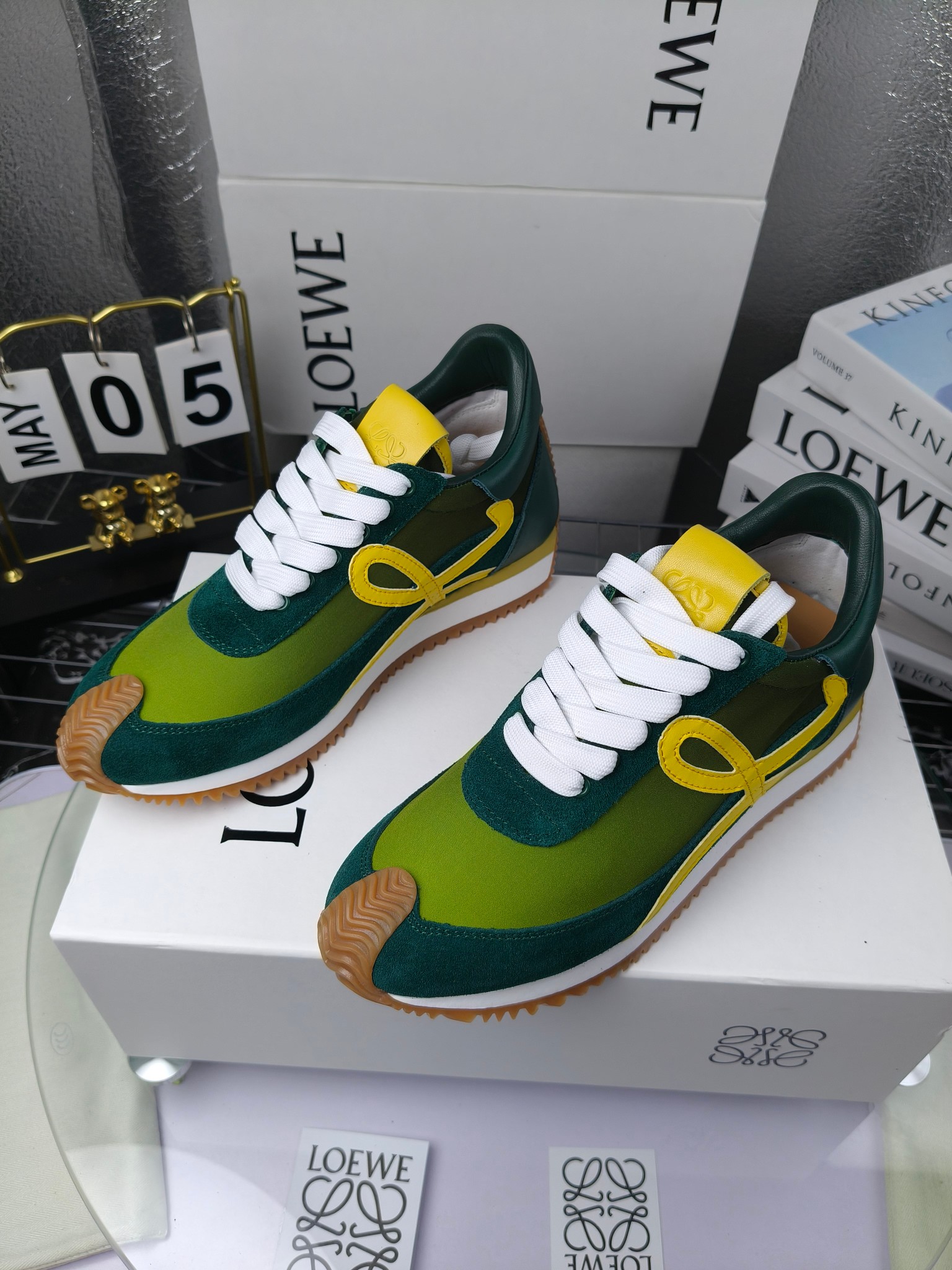 LOEWE
罗意威2023SS新款运动休闲鞋,
出220 套码大小订单私聊
易威阿甘鞋,情侣款德训鞋,运动无止境,设计大胆奢华,时尚工艺与运动精神融合创造出一款完美艺术单品⚠️
太美太好看太好穿太舒服了💕💕鞋子很轻便,逛街暴走零压力,配裙子裤子都非常百搭
国外购原板1:1开发,皮革,绒面,丝绸3种材料拼接撞色,LOEWE标志性草书字样L与鞋身完美融合,
多种颜色的拼接,给人一种强烈的视觉冲击,异常吸睛,鞋身整体线条优美,大底超软耐磨
💚鞋面采用牛反绒➕原版布料
💚舒适羊皮内里、水染牛皮垫脚
💚码数:女码35-42(41.42订做)
男码38-46(38.45.46订做)