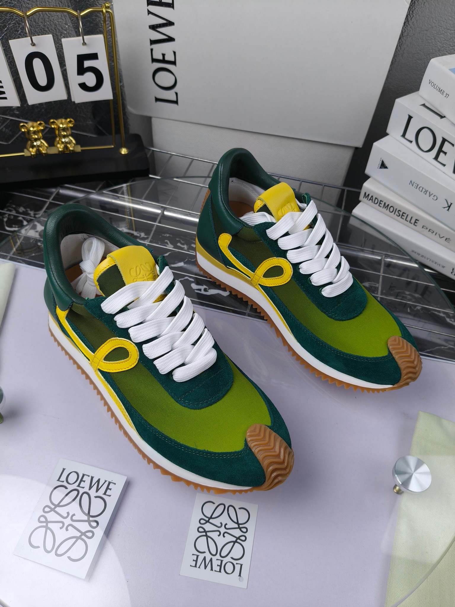 LOEWE
罗意威2023SS新款运动休闲鞋,
出220 套码大小订单私聊
易威阿甘鞋,情侣款德训鞋,运动无止境,设计大胆奢华,时尚工艺与运动精神融合创造出一款完美艺术单品⚠️
太美太好看太好穿太舒服了💕💕鞋子很轻便,逛街暴走零压力,配裙子裤子都非常百搭
国外购原板1:1开发,皮革,绒面,丝绸3种材料拼接撞色,LOEWE标志性草书字样L与鞋身完美融合,
多种颜色的拼接,给人一种强烈的视觉冲击,异常吸睛,鞋身整体线条优美,大底超软耐磨
💚鞋面采用牛反绒➕原版布料
💚舒适羊皮内里、水染牛皮垫脚
💚码数:女码35-42(41.42订做)
男码38-46(38.45.46订做)