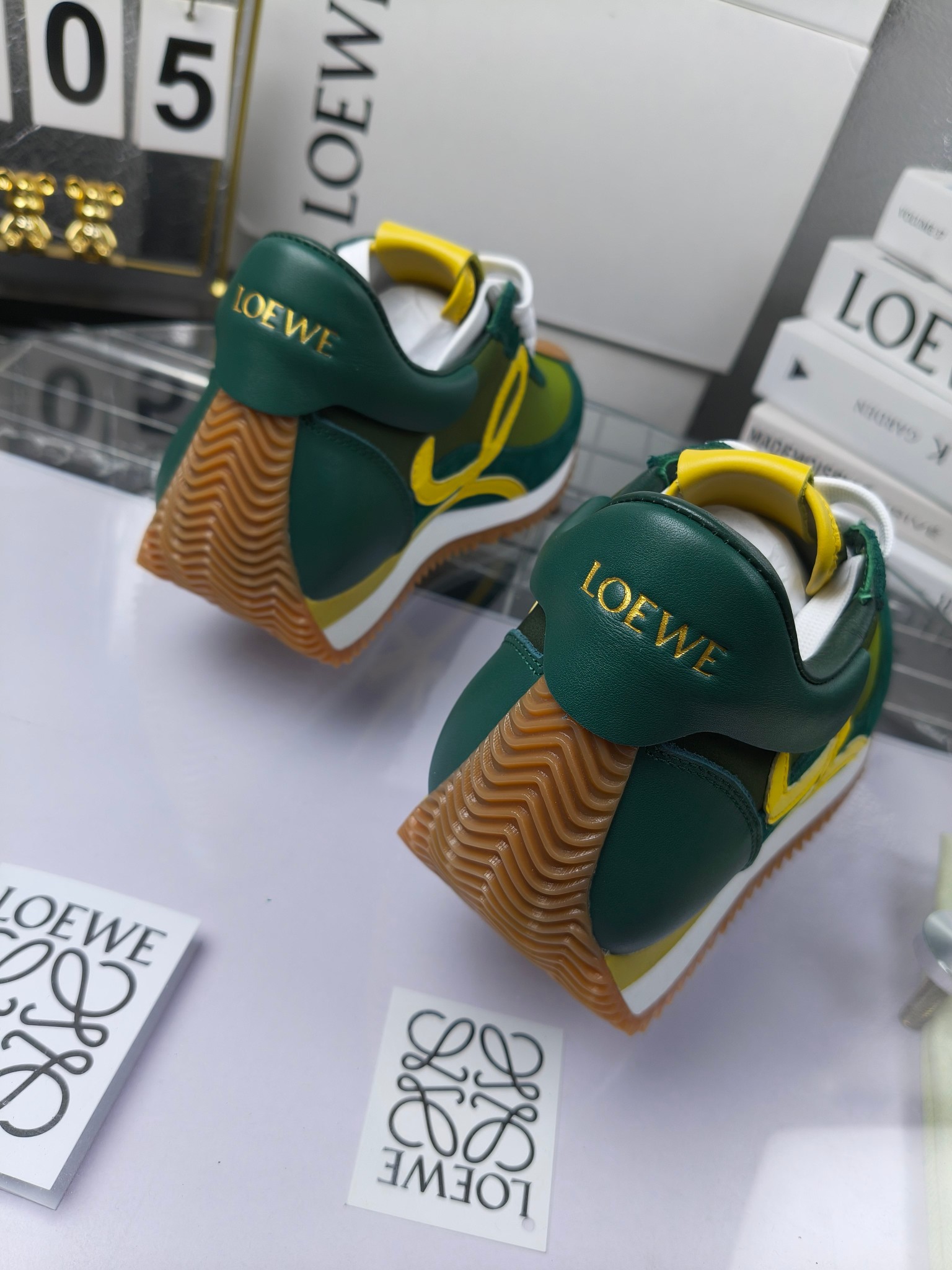 LOEWE
罗意威2023SS新款运动休闲鞋,
出220 套码大小订单私聊
易威阿甘鞋,情侣款德训鞋,运动无止境,设计大胆奢华,时尚工艺与运动精神融合创造出一款完美艺术单品⚠️
太美太好看太好穿太舒服了💕💕鞋子很轻便,逛街暴走零压力,配裙子裤子都非常百搭
国外购原板1:1开发,皮革,绒面,丝绸3种材料拼接撞色,LOEWE标志性草书字样L与鞋身完美融合,
多种颜色的拼接,给人一种强烈的视觉冲击,异常吸睛,鞋身整体线条优美,大底超软耐磨
💚鞋面采用牛反绒➕原版布料
💚舒适羊皮内里、水染牛皮垫脚
💚码数:女码35-42(41.42订做)
男码38-46(38.45.46订做)