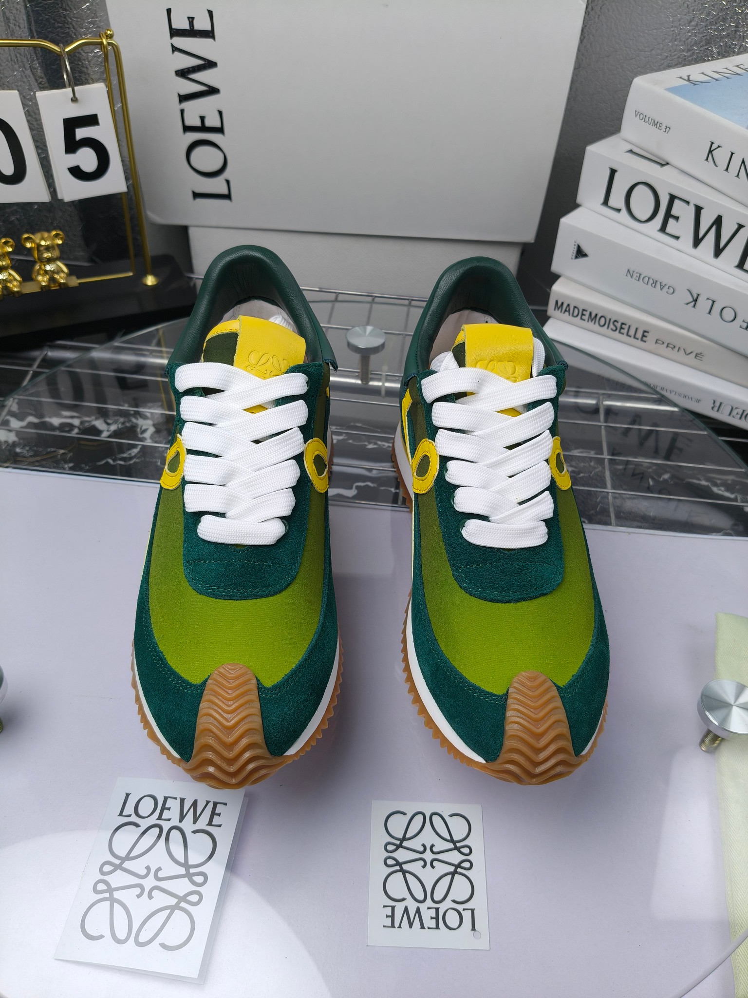 LOEWE
罗意威2023SS新款运动休闲鞋,
出220 套码大小订单私聊
易威阿甘鞋,情侣款德训鞋,运动无止境,设计大胆奢华,时尚工艺与运动精神融合创造出一款完美艺术单品⚠️
太美太好看太好穿太舒服了💕💕鞋子很轻便,逛街暴走零压力,配裙子裤子都非常百搭
国外购原板1:1开发,皮革,绒面,丝绸3种材料拼接撞色,LOEWE标志性草书字样L与鞋身完美融合,
多种颜色的拼接,给人一种强烈的视觉冲击,异常吸睛,鞋身整体线条优美,大底超软耐磨
💚鞋面采用牛反绒➕原版布料
💚舒适羊皮内里、水染牛皮垫脚
💚码数:女码35-42(41.42订做)
男码38-46(38.45.46订做)