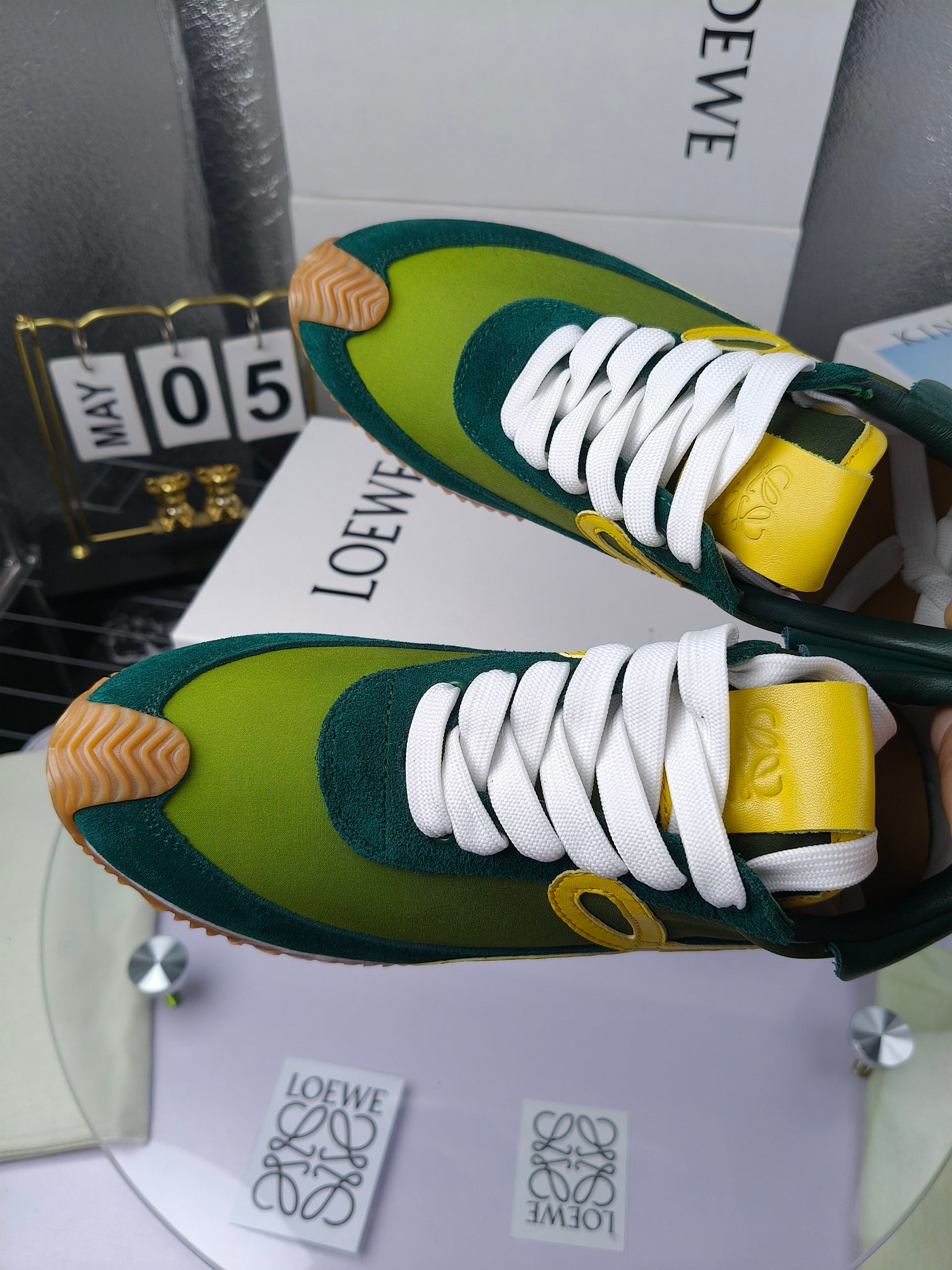 LOEWE
罗意威2023SS新款运动休闲鞋,
出220 套码大小订单私聊
易威阿甘鞋,情侣款德训鞋,运动无止境,设计大胆奢华,时尚工艺与运动精神融合创造出一款完美艺术单品⚠️
太美太好看太好穿太舒服了💕💕鞋子很轻便,逛街暴走零压力,配裙子裤子都非常百搭
国外购原板1:1开发,皮革,绒面,丝绸3种材料拼接撞色,LOEWE标志性草书字样L与鞋身完美融合,
多种颜色的拼接,给人一种强烈的视觉冲击,异常吸睛,鞋身整体线条优美,大底超软耐磨
💚鞋面采用牛反绒➕原版布料
💚舒适羊皮内里、水染牛皮垫脚
💚码数:女码35-42(41.42订做)
男码38-46(38.45.46订做)