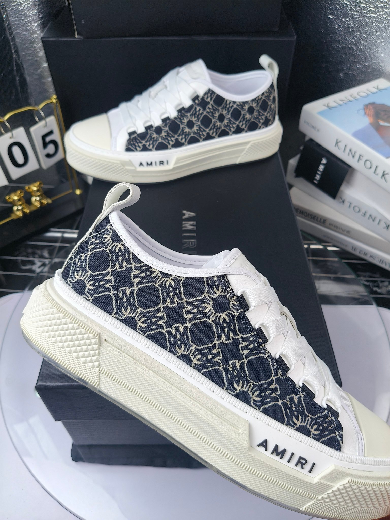 AMIRI
埃米尔Skel-To米尔 骨头鞋
(Fil小白、吴亦凡、蔡徐坤、杨幂同款)
出厂270
埃米尔爆款情侣骨头鞋。休闲时尚领头羊。来自洛杉矶的高街潮牌独家爆版骨头鞋,众多明星网红同款,中国新说唱歌手小白Gali 王一博 杨幂等网红博主争夺上脚,1的鞋型侧面立体骷髅头拼接骨头状
骨头低帮运动鞋,之前熊猫配色已经有不少人热捧, 今年新出配色更加nice,版型酷似 1 潮人必备单品, 破坏效果异素材质拼接与鞋款中骨骼呼应组合增强街头调性,质感做工真的很赞,日常都很实穿耐搭配!
进口牛皮打造,鞋帮侧面骨头片装饰,新颖别致,立体感好,定制金属LOGO铭牌及吊牌,
高密度透气网布+原版开模T大底
码数:35-46