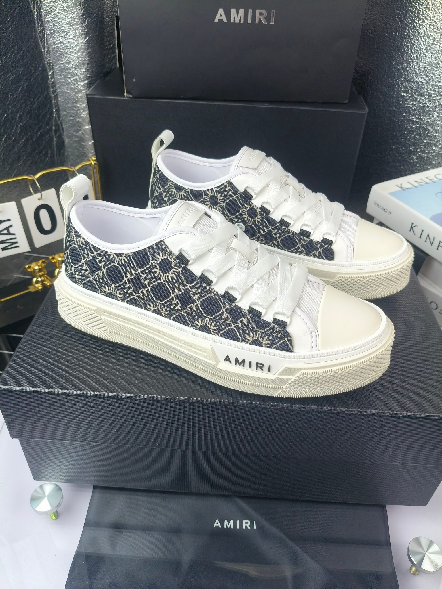AMIRI
埃米尔Skel-To米尔 骨头鞋
(Fil小白、吴亦凡、蔡徐坤、杨幂同款)
出厂270
埃米尔爆款情侣骨头鞋。休闲时尚领头羊。来自洛杉矶的高街潮牌独家爆版骨头鞋,众多明星网红同款,中国新说唱歌手小白Gali 王一博 杨幂等网红博主争夺上脚,1的鞋型侧面立体骷髅头拼接骨头状
骨头低帮运动鞋,之前熊猫配色已经有不少人热捧, 今年新出配色更加nice,版型酷似 1 潮人必备单品, 破坏效果异素材质拼接与鞋款中骨骼呼应组合增强街头调性,质感做工真的很赞,日常都很实穿耐搭配!
进口牛皮打造,鞋帮侧面骨头片装饰,新颖别致,立体感好,定制金属LOGO铭牌及吊牌,
高密度透气网布+原版开模T大底
码数:35-46