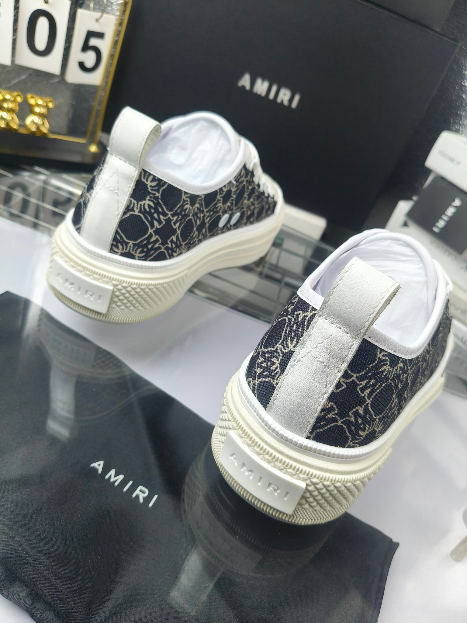 AMIRI
埃米尔Skel-To米尔 骨头鞋
(Fil小白、吴亦凡、蔡徐坤、杨幂同款)
出厂270
埃米尔爆款情侣骨头鞋。休闲时尚领头羊。来自洛杉矶的高街潮牌独家爆版骨头鞋,众多明星网红同款,中国新说唱歌手小白Gali 王一博 杨幂等网红博主争夺上脚,1的鞋型侧面立体骷髅头拼接骨头状
骨头低帮运动鞋,之前熊猫配色已经有不少人热捧, 今年新出配色更加nice,版型酷似 1 潮人必备单品, 破坏效果异素材质拼接与鞋款中骨骼呼应组合增强街头调性,质感做工真的很赞,日常都很实穿耐搭配!
进口牛皮打造,鞋帮侧面骨头片装饰,新颖别致,立体感好,定制金属LOGO铭牌及吊牌,
高密度透气网布+原版开模T大底
码数:35-46