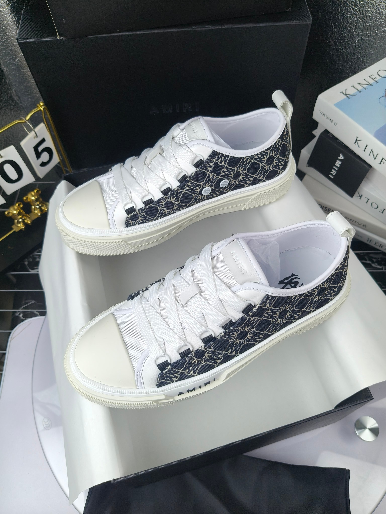 AMIRI
埃米尔Skel-To米尔 骨头鞋
(Fil小白、吴亦凡、蔡徐坤、杨幂同款)
出厂270
埃米尔爆款情侣骨头鞋。休闲时尚领头羊。来自洛杉矶的高街潮牌独家爆版骨头鞋,众多明星网红同款,中国新说唱歌手小白Gali 王一博 杨幂等网红博主争夺上脚,1的鞋型侧面立体骷髅头拼接骨头状
骨头低帮运动鞋,之前熊猫配色已经有不少人热捧, 今年新出配色更加nice,版型酷似 1 潮人必备单品, 破坏效果异素材质拼接与鞋款中骨骼呼应组合增强街头调性,质感做工真的很赞,日常都很实穿耐搭配!
进口牛皮打造,鞋帮侧面骨头片装饰,新颖别致,立体感好,定制金属LOGO铭牌及吊牌,
高密度透气网布+原版开模T大底
码数:35-46