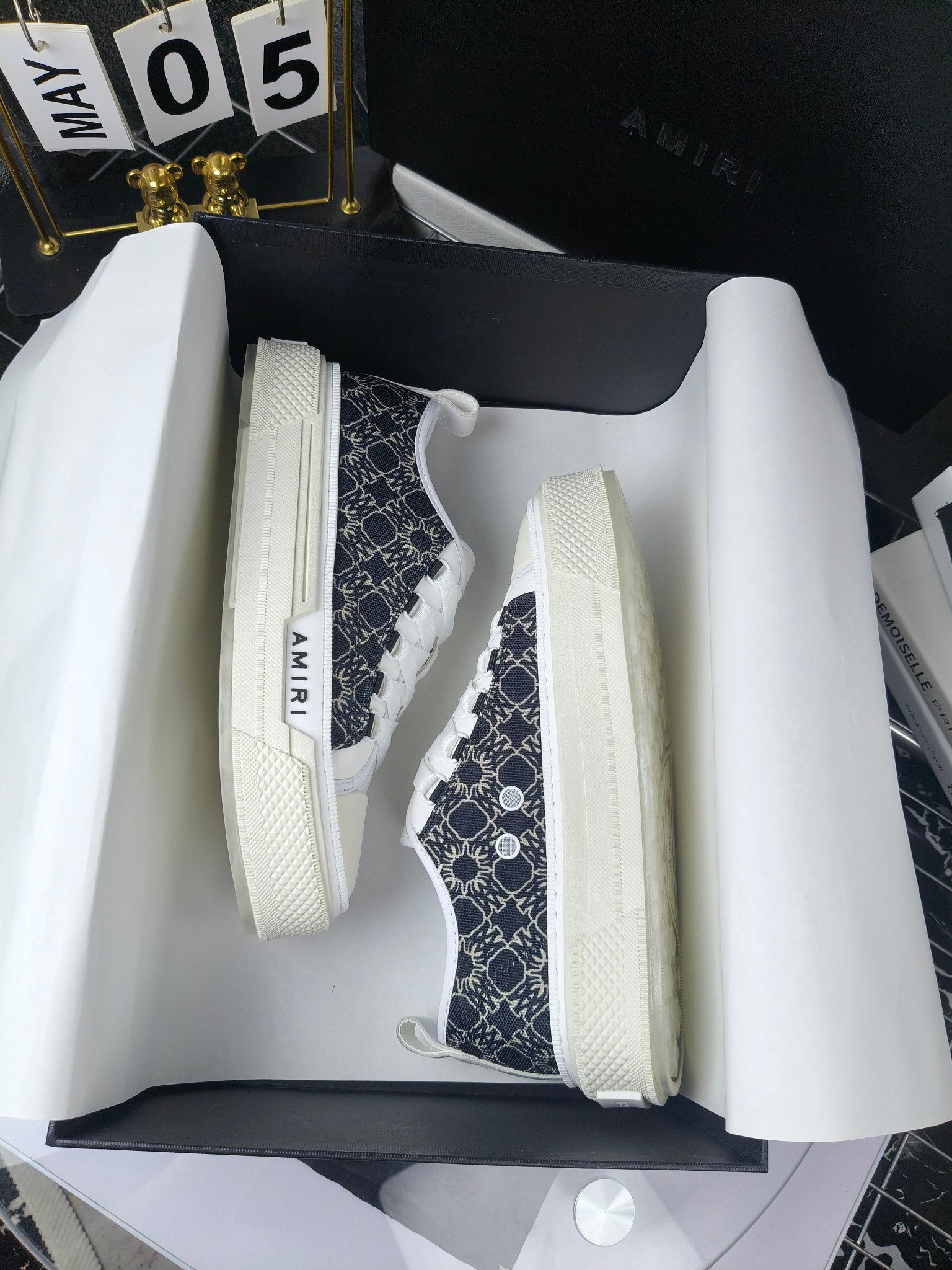 AMIRI
埃米尔Skel-To米尔 骨头鞋
(Fil小白、吴亦凡、蔡徐坤、杨幂同款)
出厂270
埃米尔爆款情侣骨头鞋。休闲时尚领头羊。来自洛杉矶的高街潮牌独家爆版骨头鞋,众多明星网红同款,中国新说唱歌手小白Gali 王一博 杨幂等网红博主争夺上脚,1的鞋型侧面立体骷髅头拼接骨头状
骨头低帮运动鞋,之前熊猫配色已经有不少人热捧, 今年新出配色更加nice,版型酷似 1 潮人必备单品, 破坏效果异素材质拼接与鞋款中骨骼呼应组合增强街头调性,质感做工真的很赞,日常都很实穿耐搭配!
进口牛皮打造,鞋帮侧面骨头片装饰,新颖别致,立体感好,定制金属LOGO铭牌及吊牌,
高密度透气网布+原版开模T大底
码数:35-46