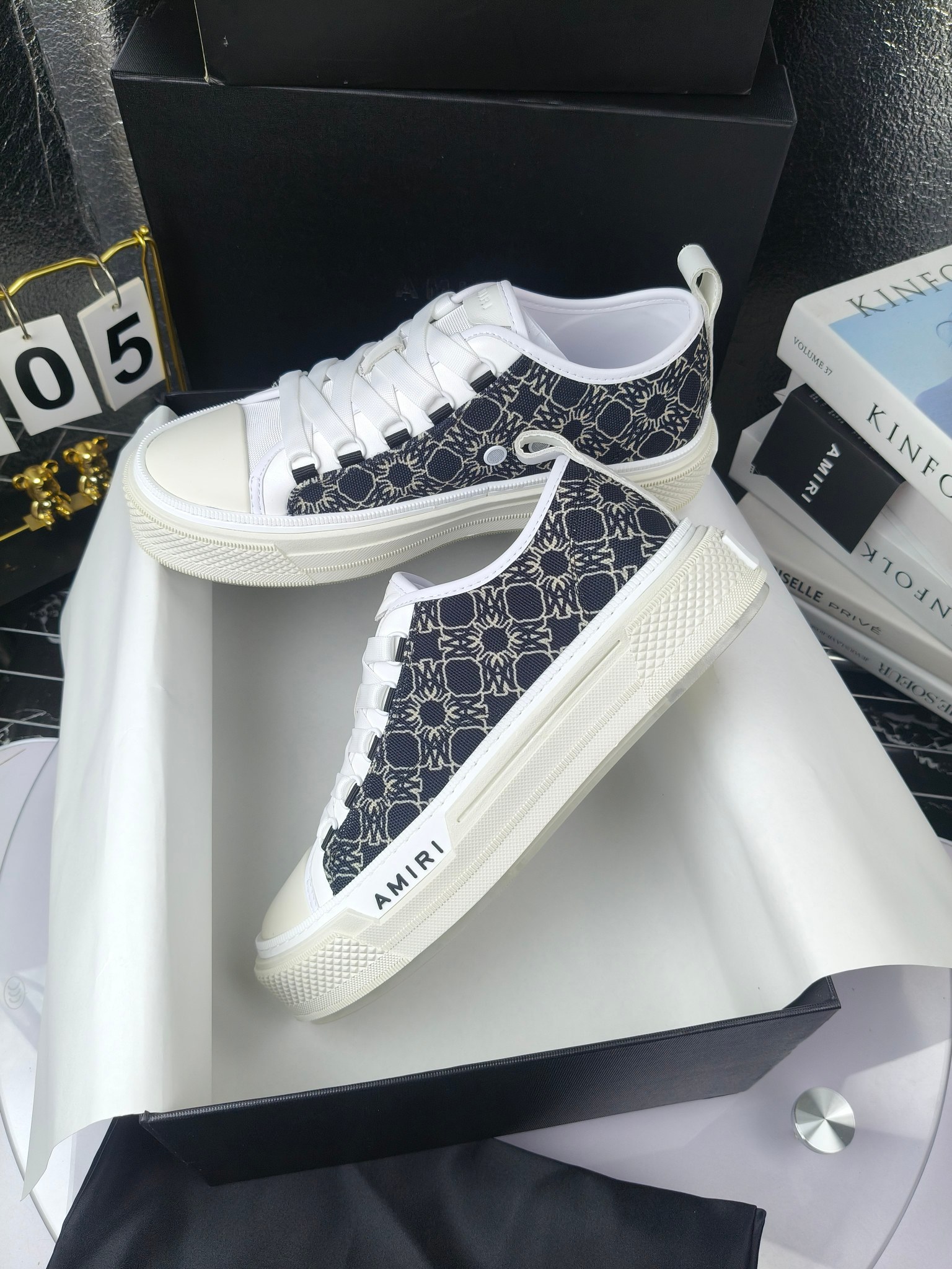 AMIRI
埃米尔Skel-To米尔 骨头鞋
(Fil小白、吴亦凡、蔡徐坤、杨幂同款)
出厂270
埃米尔爆款情侣骨头鞋。休闲时尚领头羊。来自洛杉矶的高街潮牌独家爆版骨头鞋,众多明星网红同款,中国新说唱歌手小白Gali 王一博 杨幂等网红博主争夺上脚,1的鞋型侧面立体骷髅头拼接骨头状
骨头低帮运动鞋,之前熊猫配色已经有不少人热捧, 今年新出配色更加nice,版型酷似 1 潮人必备单品, 破坏效果异素材质拼接与鞋款中骨骼呼应组合增强街头调性,质感做工真的很赞,日常都很实穿耐搭配!
进口牛皮打造,鞋帮侧面骨头片装饰,新颖别致,立体感好,定制金属LOGO铭牌及吊牌,
高密度透气网布+原版开模T大底
码数:35-46