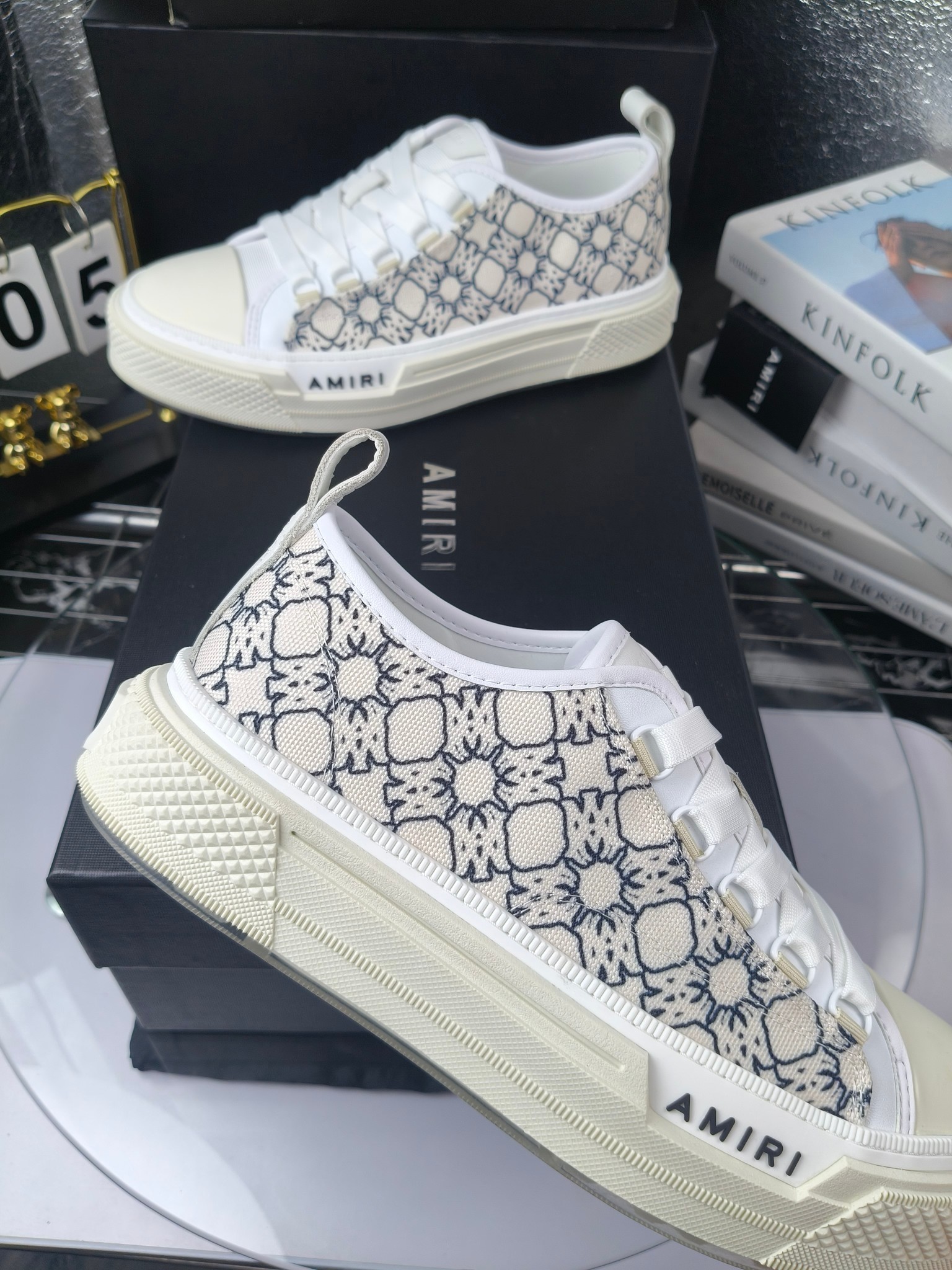 AMIRI
埃米尔Skel-To米尔 骨头鞋
(Fil小白、吴亦凡、蔡徐坤、杨幂同款)
出厂270
埃米尔爆款情侣骨头鞋。休闲时尚领头羊。来自洛杉矶的高街潮牌独家爆版骨头鞋,众多明星网红同款,中国新说唱歌手小白Gali 王一博 杨幂等网红博主争夺上脚,1的鞋型侧面立体骷髅头拼接骨头状
骨头低帮运动鞋,之前熊猫配色已经有不少人热捧, 今年新出配色更加nice,版型酷似 1 潮人必备单品, 破坏效果异素材质拼接与鞋款中骨骼呼应组合增强街头调性,质感做工真的很赞,日常都很实穿耐搭配!
进口牛皮打造,鞋帮侧面骨头片装饰,新颖别致,立体感好,定制金属LOGO铭牌及吊牌,
高密度透气网布+原版开模T大底
码数:35-46