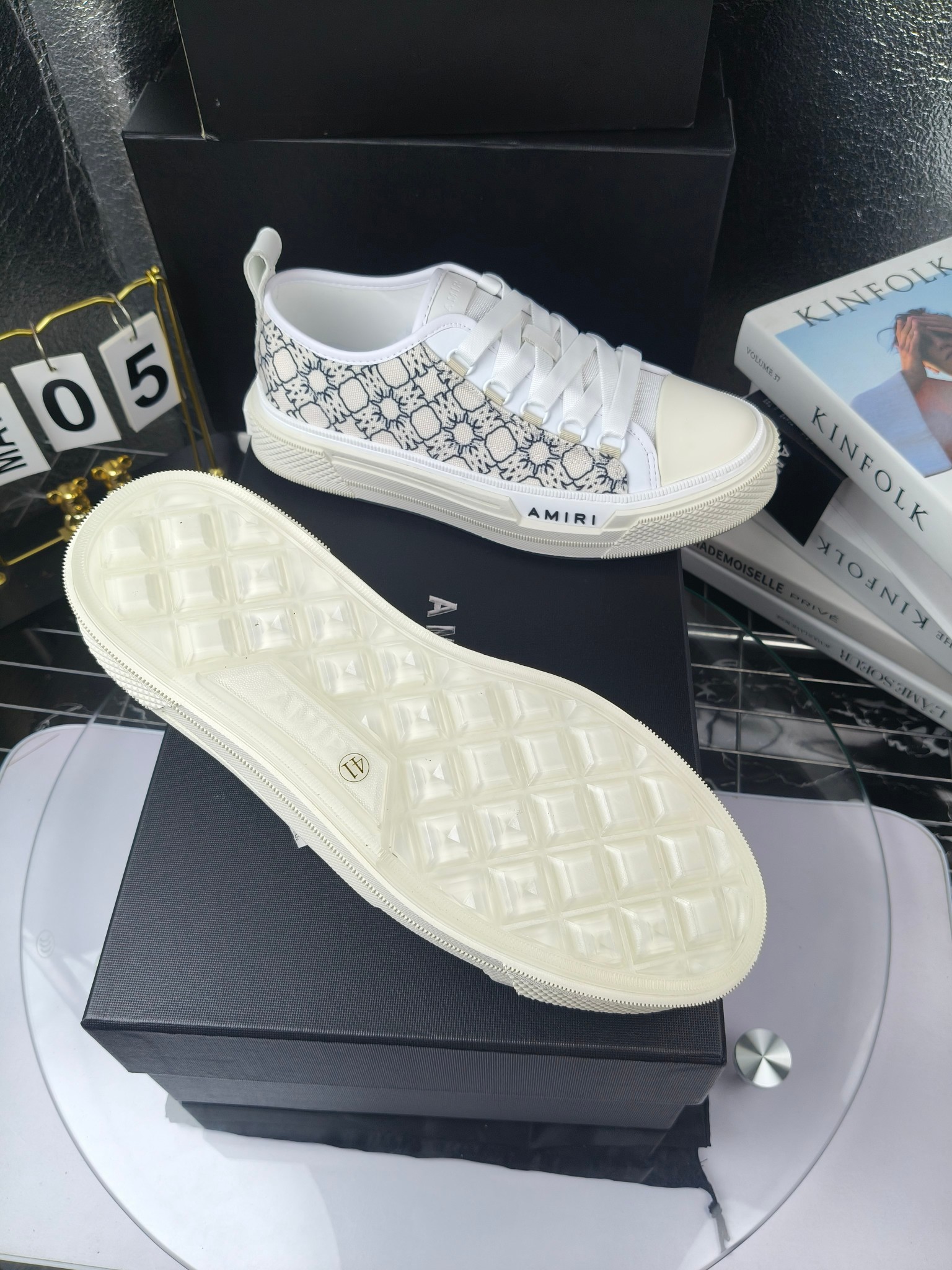 AMIRI
埃米尔Skel-To米尔 骨头鞋
(Fil小白、吴亦凡、蔡徐坤、杨幂同款)
出厂270
埃米尔爆款情侣骨头鞋。休闲时尚领头羊。来自洛杉矶的高街潮牌独家爆版骨头鞋,众多明星网红同款,中国新说唱歌手小白Gali 王一博 杨幂等网红博主争夺上脚,1的鞋型侧面立体骷髅头拼接骨头状
骨头低帮运动鞋,之前熊猫配色已经有不少人热捧, 今年新出配色更加nice,版型酷似 1 潮人必备单品, 破坏效果异素材质拼接与鞋款中骨骼呼应组合增强街头调性,质感做工真的很赞,日常都很实穿耐搭配!
进口牛皮打造,鞋帮侧面骨头片装饰,新颖别致,立体感好,定制金属LOGO铭牌及吊牌,
高密度透气网布+原版开模T大底
码数:35-46