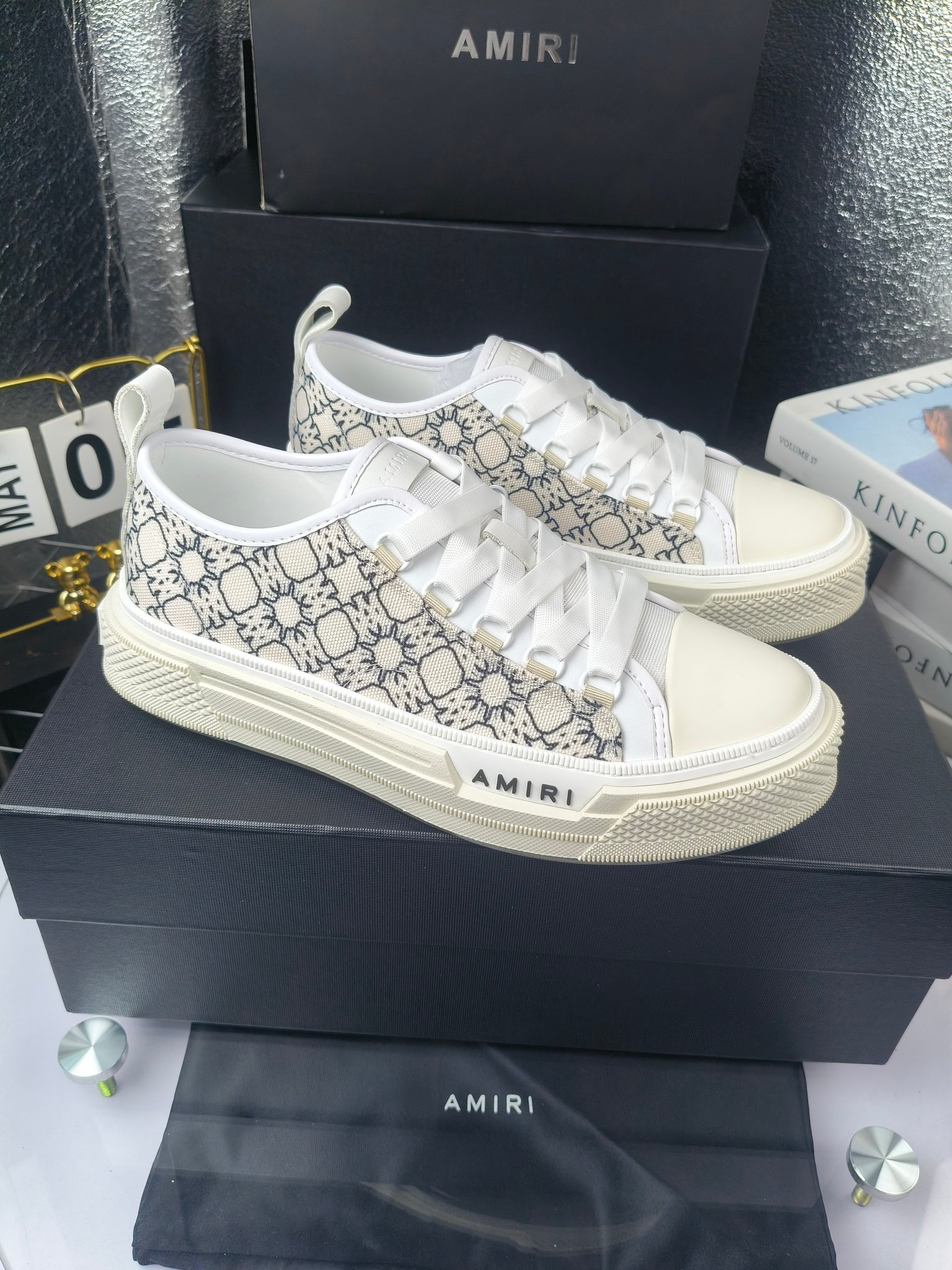 AMIRI
埃米尔Skel-To米尔 骨头鞋
(Fil小白、吴亦凡、蔡徐坤、杨幂同款)
出厂270
埃米尔爆款情侣骨头鞋。休闲时尚领头羊。来自洛杉矶的高街潮牌独家爆版骨头鞋,众多明星网红同款,中国新说唱歌手小白Gali 王一博 杨幂等网红博主争夺上脚,1的鞋型侧面立体骷髅头拼接骨头状
骨头低帮运动鞋,之前熊猫配色已经有不少人热捧, 今年新出配色更加nice,版型酷似 1 潮人必备单品, 破坏效果异素材质拼接与鞋款中骨骼呼应组合增强街头调性,质感做工真的很赞,日常都很实穿耐搭配!
进口牛皮打造,鞋帮侧面骨头片装饰,新颖别致,立体感好,定制金属LOGO铭牌及吊牌,
高密度透气网布+原版开模T大底
码数:35-46