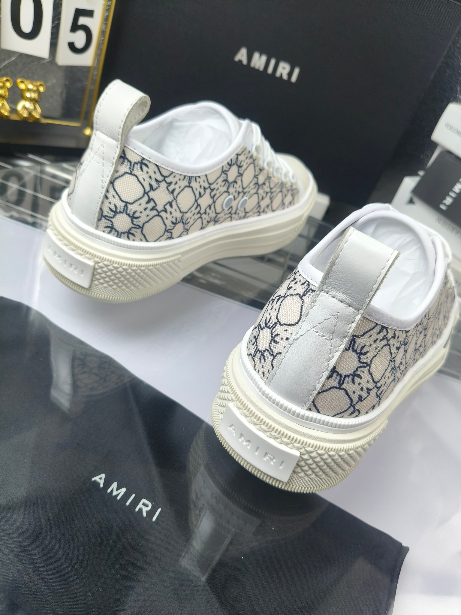 AMIRI
埃米尔Skel-To米尔 骨头鞋
(Fil小白、吴亦凡、蔡徐坤、杨幂同款)
出厂270
埃米尔爆款情侣骨头鞋。休闲时尚领头羊。来自洛杉矶的高街潮牌独家爆版骨头鞋,众多明星网红同款,中国新说唱歌手小白Gali 王一博 杨幂等网红博主争夺上脚,1的鞋型侧面立体骷髅头拼接骨头状
骨头低帮运动鞋,之前熊猫配色已经有不少人热捧, 今年新出配色更加nice,版型酷似 1 潮人必备单品, 破坏效果异素材质拼接与鞋款中骨骼呼应组合增强街头调性,质感做工真的很赞,日常都很实穿耐搭配!
进口牛皮打造,鞋帮侧面骨头片装饰,新颖别致,立体感好,定制金属LOGO铭牌及吊牌,
高密度透气网布+原版开模T大底
码数:35-46