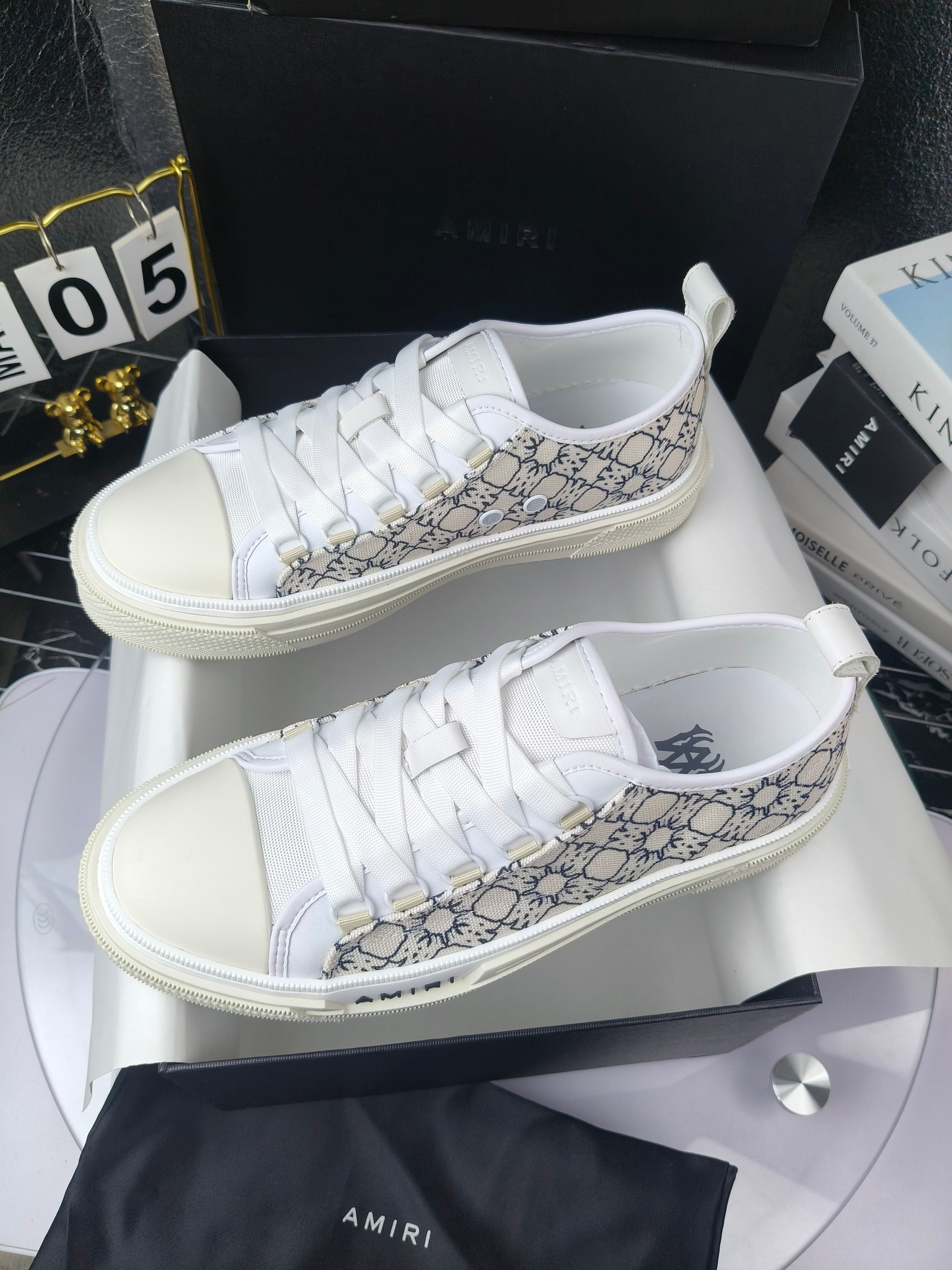 AMIRI
埃米尔Skel-To米尔 骨头鞋
(Fil小白、吴亦凡、蔡徐坤、杨幂同款)
出厂270
埃米尔爆款情侣骨头鞋。休闲时尚领头羊。来自洛杉矶的高街潮牌独家爆版骨头鞋,众多明星网红同款,中国新说唱歌手小白Gali 王一博 杨幂等网红博主争夺上脚,1的鞋型侧面立体骷髅头拼接骨头状
骨头低帮运动鞋,之前熊猫配色已经有不少人热捧, 今年新出配色更加nice,版型酷似 1 潮人必备单品, 破坏效果异素材质拼接与鞋款中骨骼呼应组合增强街头调性,质感做工真的很赞,日常都很实穿耐搭配!
进口牛皮打造,鞋帮侧面骨头片装饰,新颖别致,立体感好,定制金属LOGO铭牌及吊牌,
高密度透气网布+原版开模T大底
码数:35-46