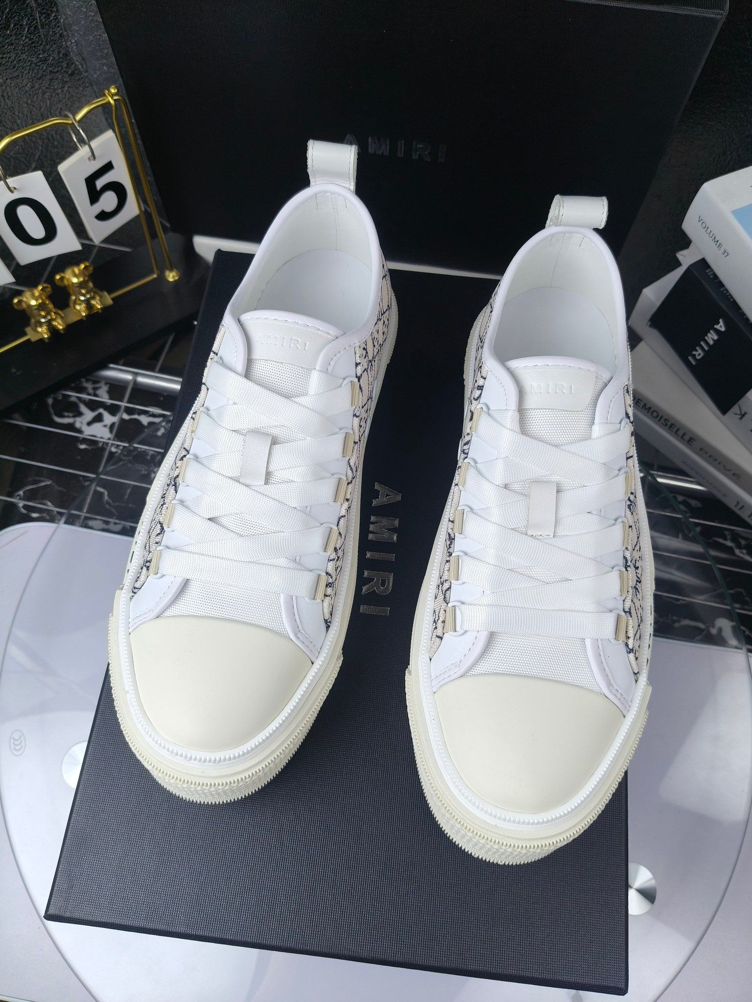 AMIRI
埃米尔Skel-To米尔 骨头鞋
(Fil小白、吴亦凡、蔡徐坤、杨幂同款)
出厂270
埃米尔爆款情侣骨头鞋。休闲时尚领头羊。来自洛杉矶的高街潮牌独家爆版骨头鞋,众多明星网红同款,中国新说唱歌手小白Gali 王一博 杨幂等网红博主争夺上脚,1的鞋型侧面立体骷髅头拼接骨头状
骨头低帮运动鞋,之前熊猫配色已经有不少人热捧, 今年新出配色更加nice,版型酷似 1 潮人必备单品, 破坏效果异素材质拼接与鞋款中骨骼呼应组合增强街头调性,质感做工真的很赞,日常都很实穿耐搭配!
进口牛皮打造,鞋帮侧面骨头片装饰,新颖别致,立体感好,定制金属LOGO铭牌及吊牌,
高密度透气网布+原版开模T大底
码数:35-46