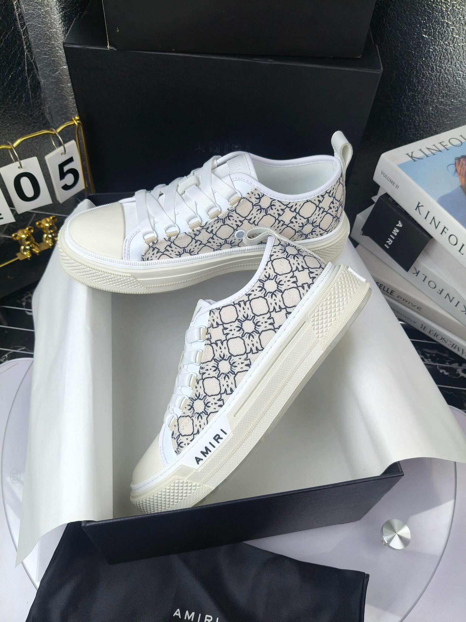 AMIRI
埃米尔Skel-To米尔 骨头鞋
(Fil小白、吴亦凡、蔡徐坤、杨幂同款)
出厂270
埃米尔爆款情侣骨头鞋。休闲时尚领头羊。来自洛杉矶的高街潮牌独家爆版骨头鞋,众多明星网红同款,中国新说唱歌手小白Gali 王一博 杨幂等网红博主争夺上脚,1的鞋型侧面立体骷髅头拼接骨头状
骨头低帮运动鞋,之前熊猫配色已经有不少人热捧, 今年新出配色更加nice,版型酷似 1 潮人必备单品, 破坏效果异素材质拼接与鞋款中骨骼呼应组合增强街头调性,质感做工真的很赞,日常都很实穿耐搭配!
进口牛皮打造,鞋帮侧面骨头片装饰,新颖别致,立体感好,定制金属LOGO铭牌及吊牌,
高密度透气网布+原版开模T大底
码数:35-46
