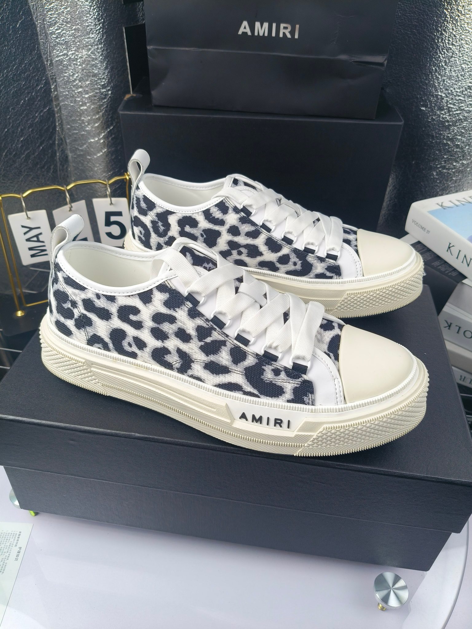 AMIRI
埃米尔
明星同款爆款情侣骨头鞋星星鞋。
出270
来自洛杉矶的高街潮牌独家爆版骨头鞋,众多明星网红同款,中国新说唱歌手小白Gali 王一博 杨幂等网红博主争夺上脚,1的鞋型侧面立体骷髅头拼接骨头状
❶面料:原版定做头层牛皮➕双层骨头全油边工艺
❷内里:独家定制同级内里 (无法超越)
❸垫脚:原版开模注塑成型
❹大底:独家1:1开模三色 原版大底
❺码数:情侣35-45(女40.41男45.46定制不退换)
