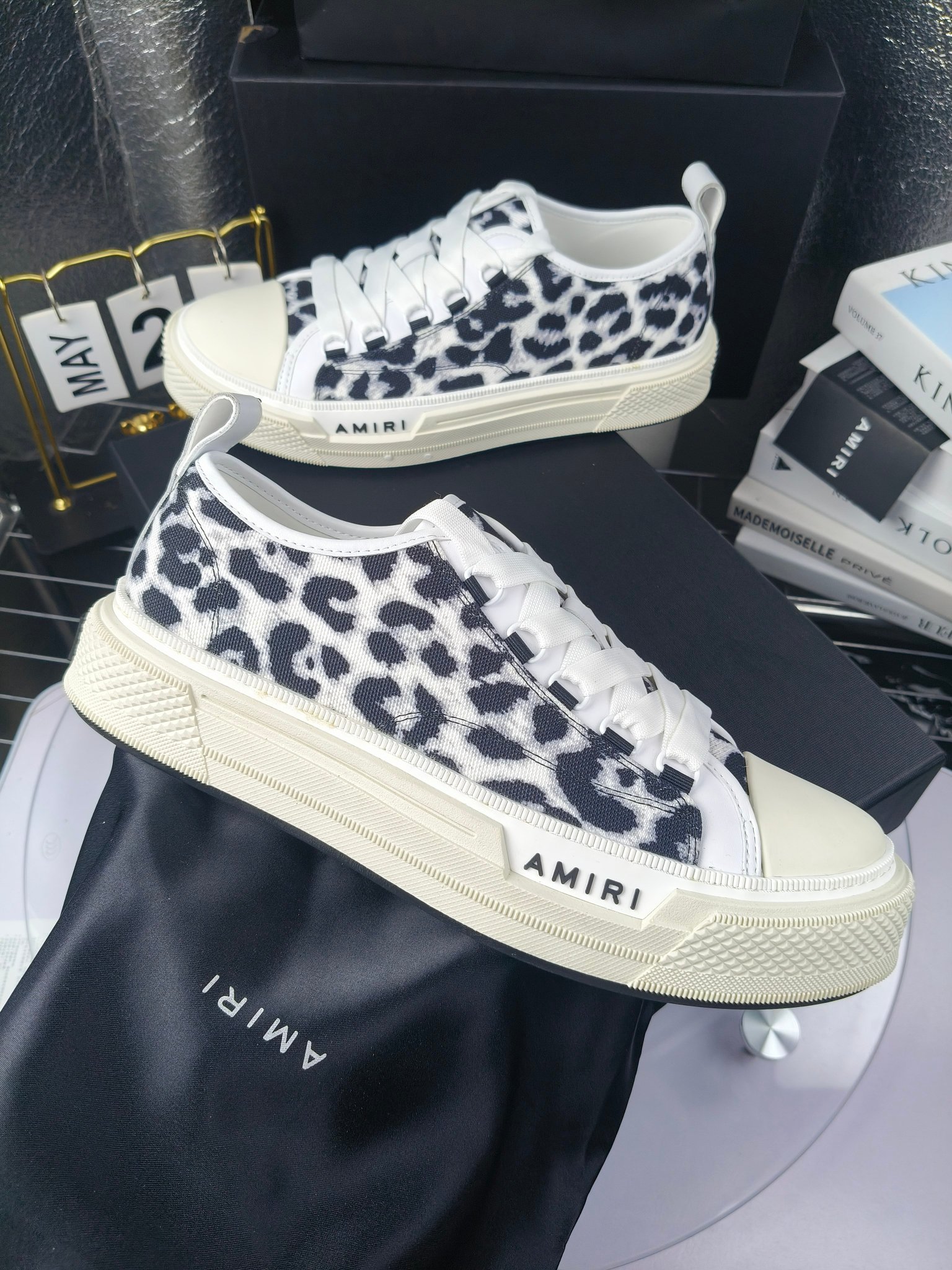 AMIRI
埃米尔
明星同款爆款情侣骨头鞋星星鞋。
出270
来自洛杉矶的高街潮牌独家爆版骨头鞋,众多明星网红同款,中国新说唱歌手小白Gali 王一博 杨幂等网红博主争夺上脚,1的鞋型侧面立体骷髅头拼接骨头状
❶面料:原版定做头层牛皮➕双层骨头全油边工艺
❷内里:独家定制同级内里 (无法超越)
❸垫脚:原版开模注塑成型
❹大底:独家1:1开模三色 原版大底
❺码数:情侣35-45(女40.41男45.46定制不退换)