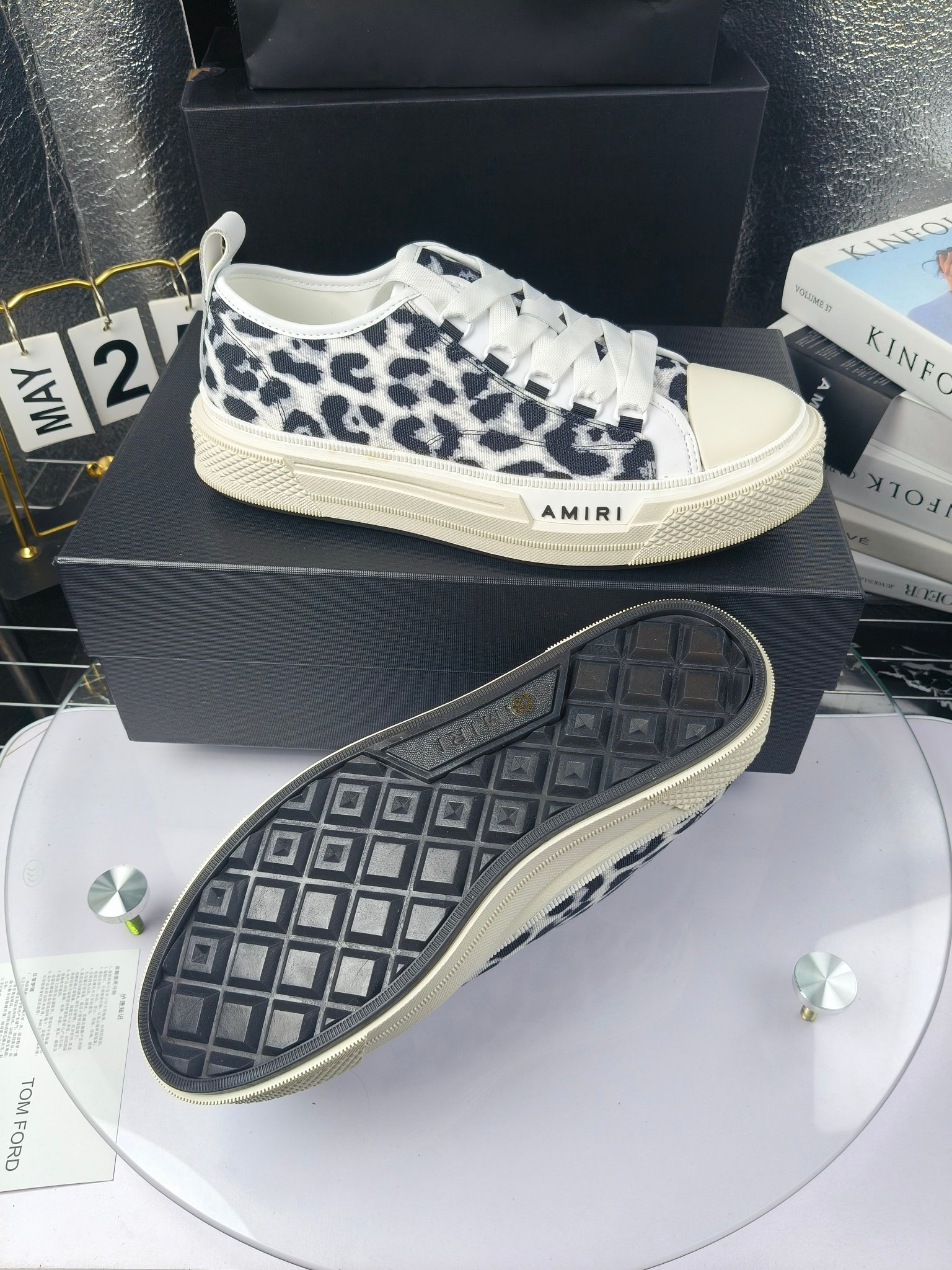 AMIRI
埃米尔
明星同款爆款情侣骨头鞋星星鞋。
出270
来自洛杉矶的高街潮牌独家爆版骨头鞋,众多明星网红同款,中国新说唱歌手小白Gali 王一博 杨幂等网红博主争夺上脚,1的鞋型侧面立体骷髅头拼接骨头状
❶面料:原版定做头层牛皮➕双层骨头全油边工艺
❷内里:独家定制同级内里 (无法超越)
❸垫脚:原版开模注塑成型
❹大底:独家1:1开模三色 原版大底
❺码数:情侣35-45(女40.41男45.46定制不退换)