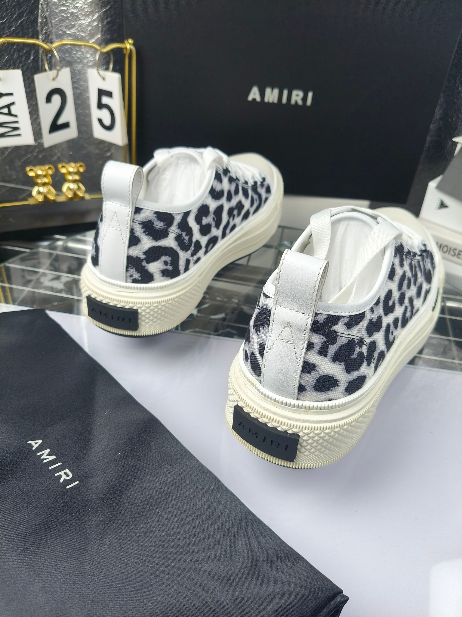 AMIRI
埃米尔
明星同款爆款情侣骨头鞋星星鞋。
出270
来自洛杉矶的高街潮牌独家爆版骨头鞋,众多明星网红同款,中国新说唱歌手小白Gali 王一博 杨幂等网红博主争夺上脚,1的鞋型侧面立体骷髅头拼接骨头状
❶面料:原版定做头层牛皮➕双层骨头全油边工艺
❷内里:独家定制同级内里 (无法超越)
❸垫脚:原版开模注塑成型
❹大底:独家1:1开模三色 原版大底
❺码数:情侣35-45(女40.41男45.46定制不退换)