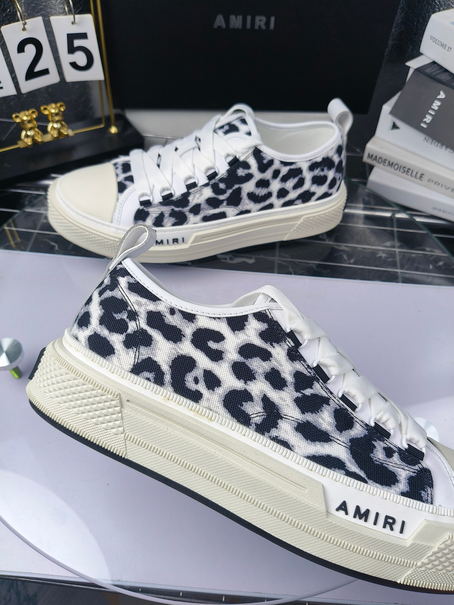 AMIRI
埃米尔
明星同款爆款情侣骨头鞋星星鞋。
出270
来自洛杉矶的高街潮牌独家爆版骨头鞋,众多明星网红同款,中国新说唱歌手小白Gali 王一博 杨幂等网红博主争夺上脚,1的鞋型侧面立体骷髅头拼接骨头状
❶面料:原版定做头层牛皮➕双层骨头全油边工艺
❷内里:独家定制同级内里 (无法超越)
❸垫脚:原版开模注塑成型
❹大底:独家1:1开模三色 原版大底
❺码数:情侣35-45(女40.41男45.46定制不退换)