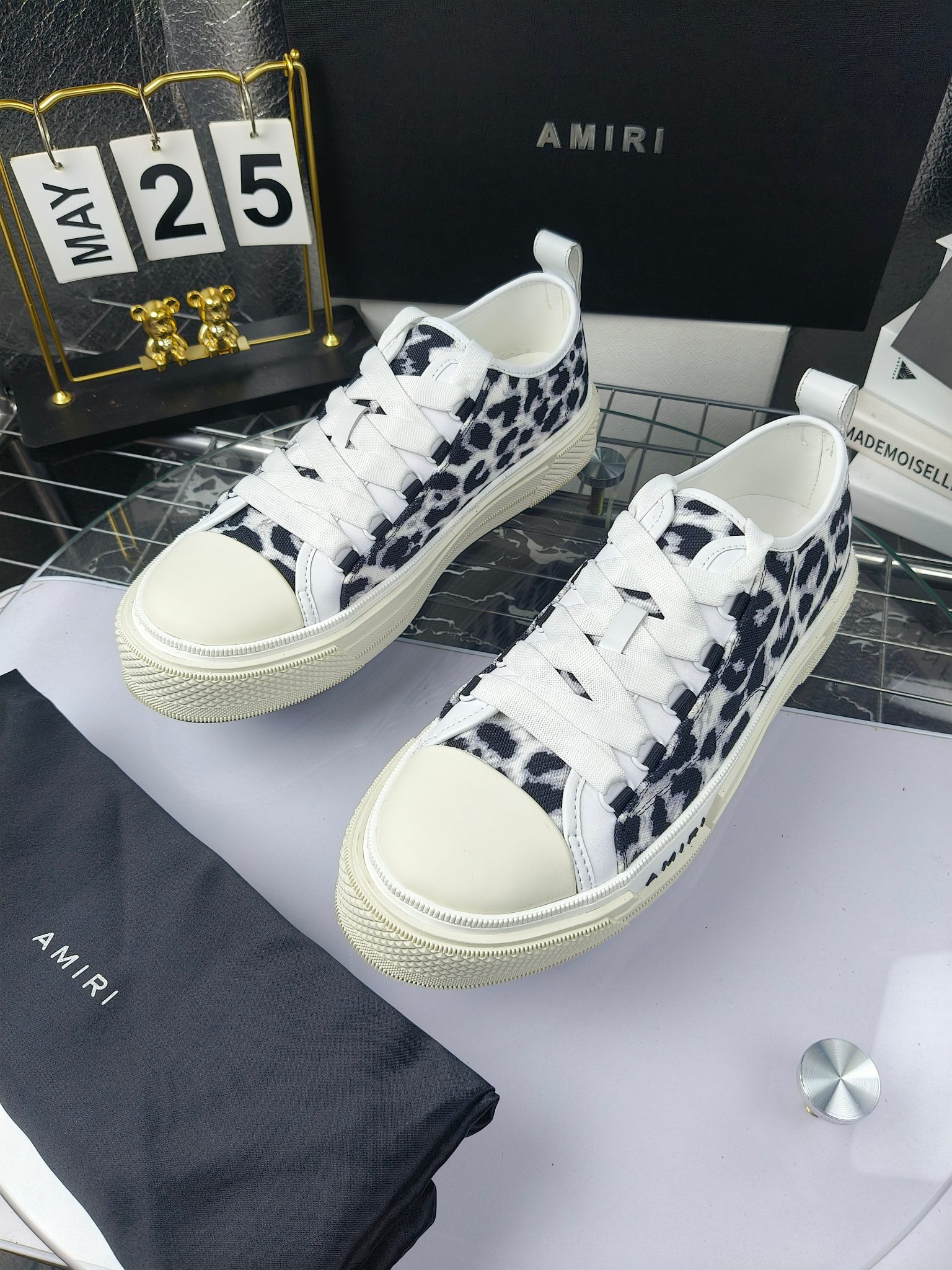 AMIRI
埃米尔
明星同款爆款情侣骨头鞋星星鞋。
出270
来自洛杉矶的高街潮牌独家爆版骨头鞋,众多明星网红同款,中国新说唱歌手小白Gali 王一博 杨幂等网红博主争夺上脚,1的鞋型侧面立体骷髅头拼接骨头状
❶面料:原版定做头层牛皮➕双层骨头全油边工艺
❷内里:独家定制同级内里 (无法超越)
❸垫脚:原版开模注塑成型
❹大底:独家1:1开模三色 原版大底
❺码数:情侣35-45(女40.41男45.46定制不退换)