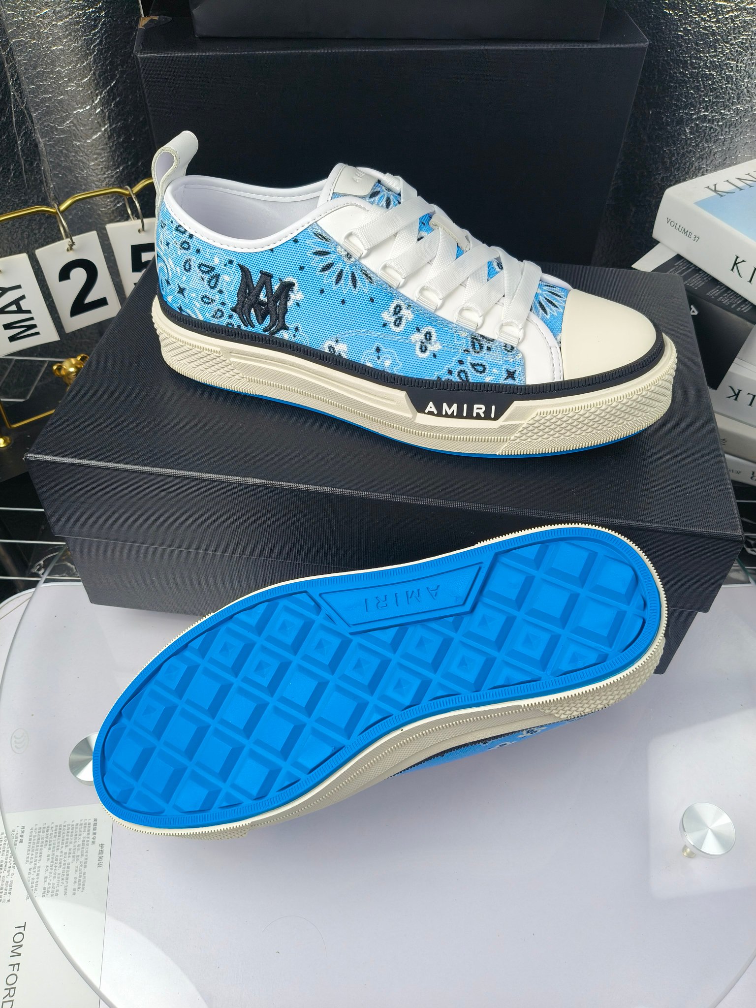 AMIRI
埃米尔
明星同款爆款情侣骨头鞋星星鞋。
出270
来自洛杉矶的高街潮牌独家爆版骨头鞋,众多明星网红同款,中国新说唱歌手小白Gali 王一博 杨幂等网红博主争夺上脚,1的鞋型侧面立体骷髅头拼接骨头状
❶面料:原版定做头层牛皮➕双层骨头全油边工艺
❷内里:独家定制同级内里 (无法超越)
❸垫脚:原版开模注塑成型
❹大底:独家1:1开模三色 原版大底
❺码数:情侣35-45(女40.41男45.46定制不退换)