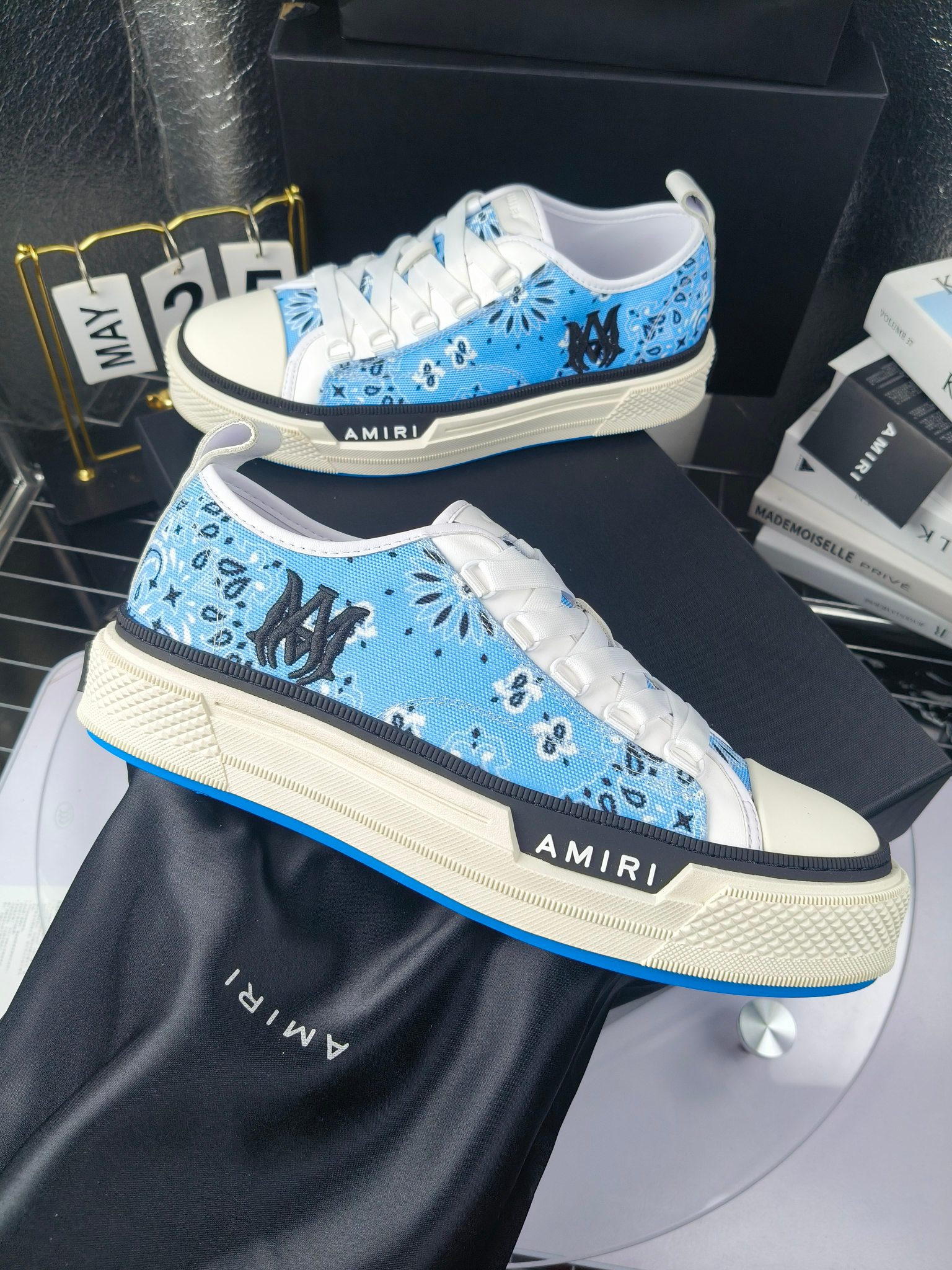 AMIRI
埃米尔
明星同款爆款情侣骨头鞋星星鞋。
出270
来自洛杉矶的高街潮牌独家爆版骨头鞋,众多明星网红同款,中国新说唱歌手小白Gali 王一博 杨幂等网红博主争夺上脚,1的鞋型侧面立体骷髅头拼接骨头状
❶面料:原版定做头层牛皮➕双层骨头全油边工艺
❷内里:独家定制同级内里 (无法超越)
❸垫脚:原版开模注塑成型
❹大底:独家1:1开模三色 原版大底
❺码数:情侣35-45(女40.41男45.46定制不退换)