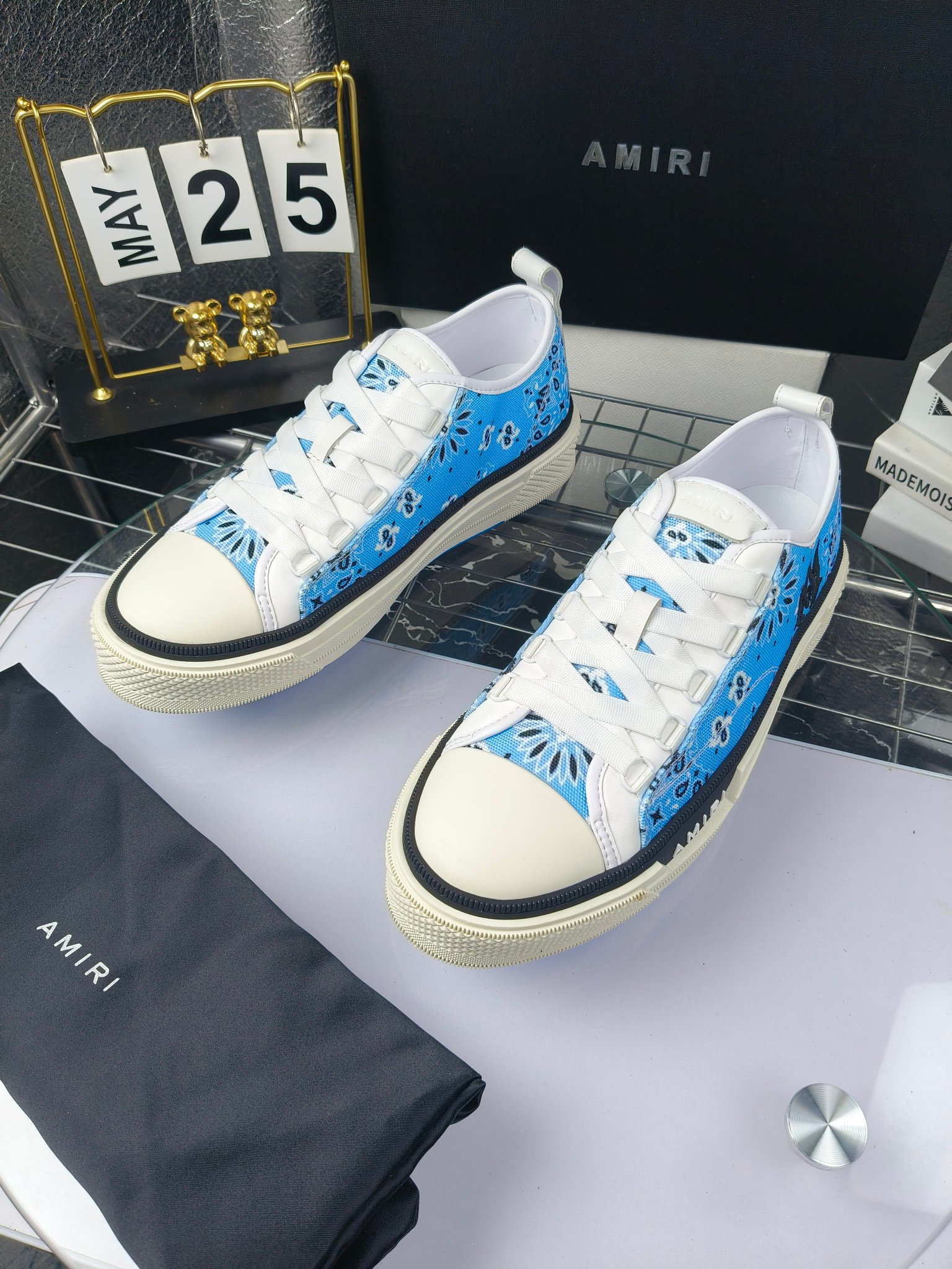 AMIRI
埃米尔
明星同款爆款情侣骨头鞋星星鞋。
出270
来自洛杉矶的高街潮牌独家爆版骨头鞋,众多明星网红同款,中国新说唱歌手小白Gali 王一博 杨幂等网红博主争夺上脚,1的鞋型侧面立体骷髅头拼接骨头状
❶面料:原版定做头层牛皮➕双层骨头全油边工艺
❷内里:独家定制同级内里 (无法超越)
❸垫脚:原版开模注塑成型
❹大底:独家1:1开模三色 原版大底
❺码数:情侣35-45(女40.41男45.46定制不退换)