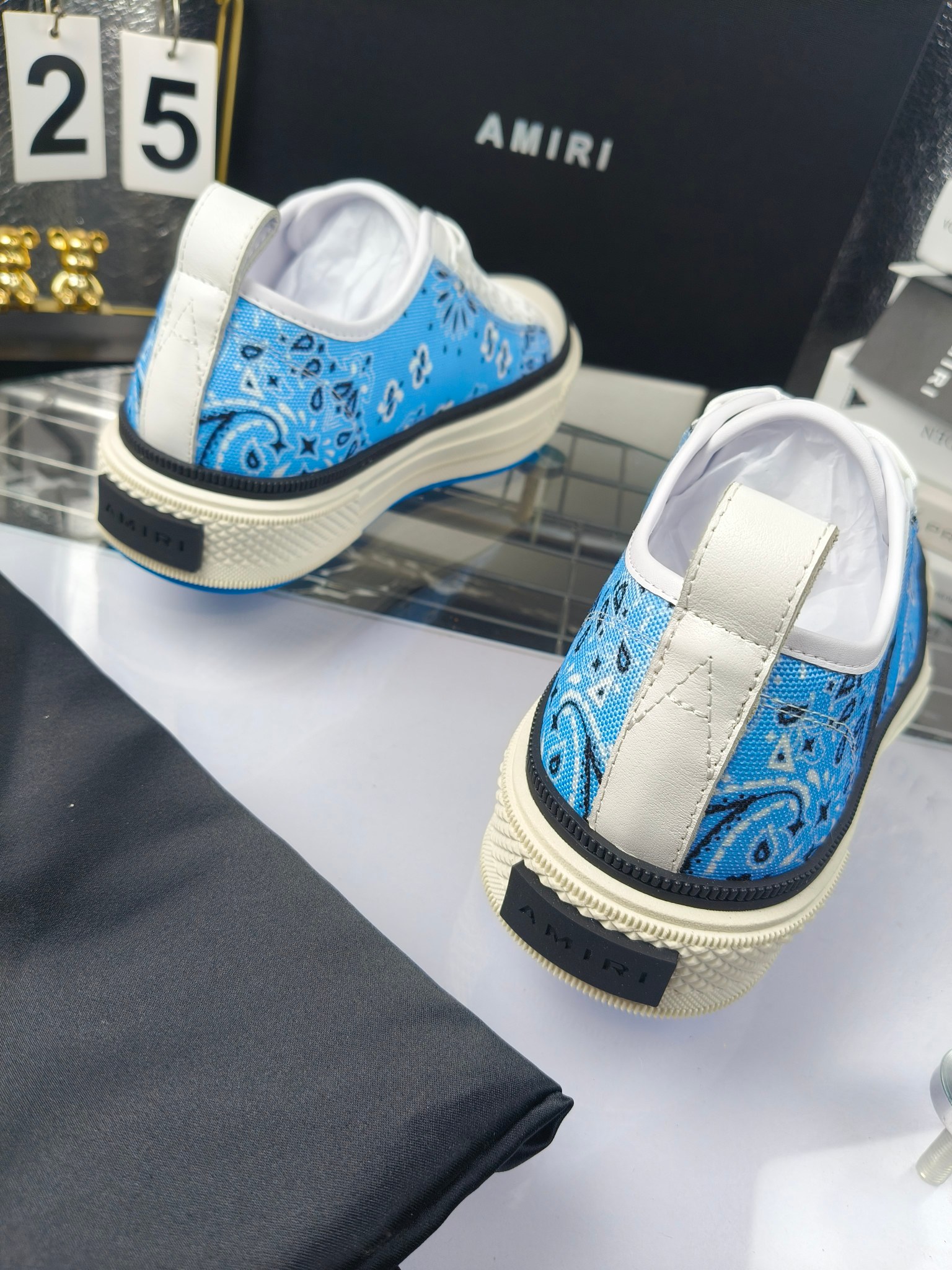 AMIRI
埃米尔
明星同款爆款情侣骨头鞋星星鞋。
出270
来自洛杉矶的高街潮牌独家爆版骨头鞋,众多明星网红同款,中国新说唱歌手小白Gali 王一博 杨幂等网红博主争夺上脚,1的鞋型侧面立体骷髅头拼接骨头状
❶面料:原版定做头层牛皮➕双层骨头全油边工艺
❷内里:独家定制同级内里 (无法超越)
❸垫脚:原版开模注塑成型
❹大底:独家1:1开模三色 原版大底
❺码数:情侣35-45(女40.41男45.46定制不退换)